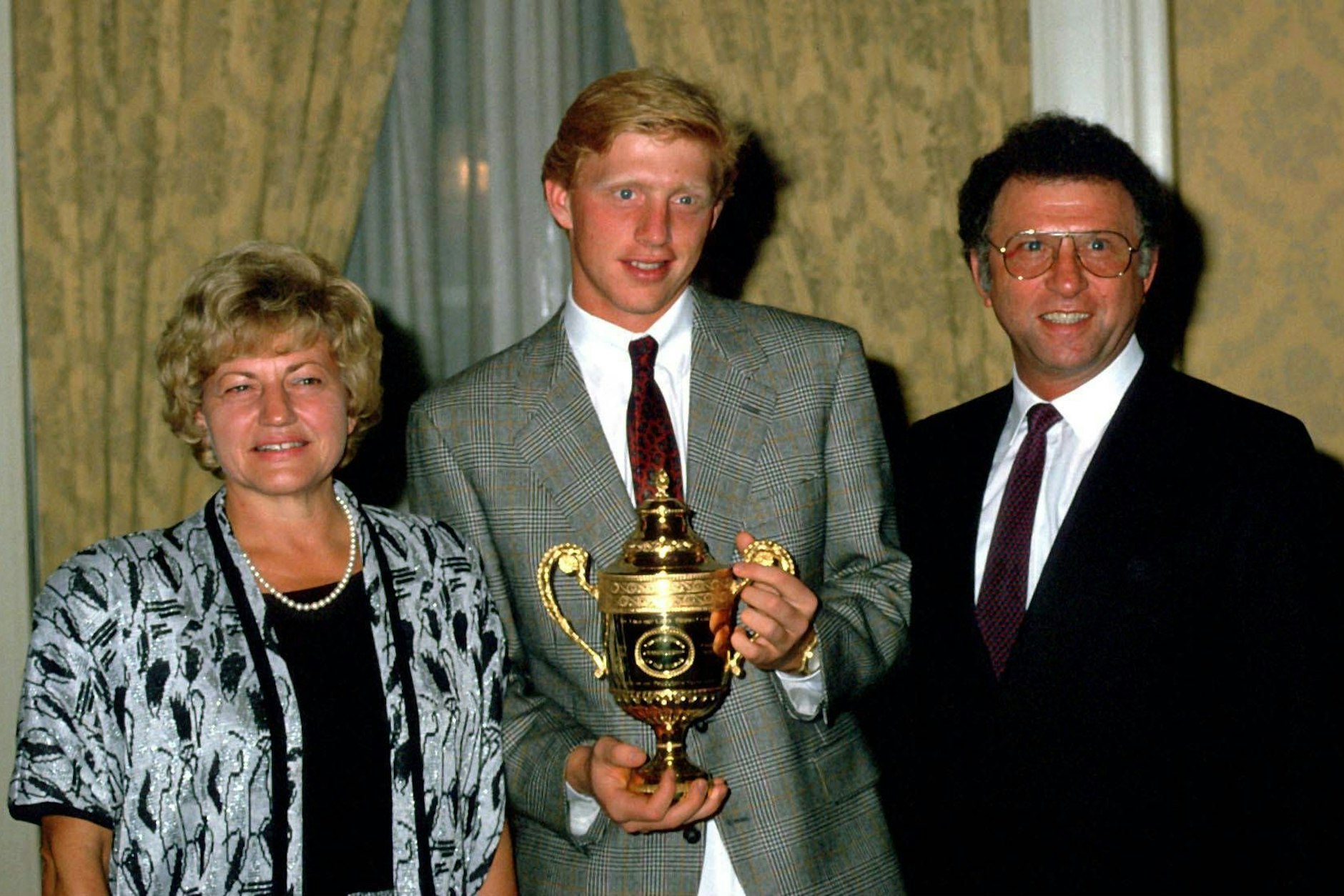 Boris Becker feiert seinen Wimbledon-Sieg 1986 mit Mutter Elvira und Vater Karl-Heinz.