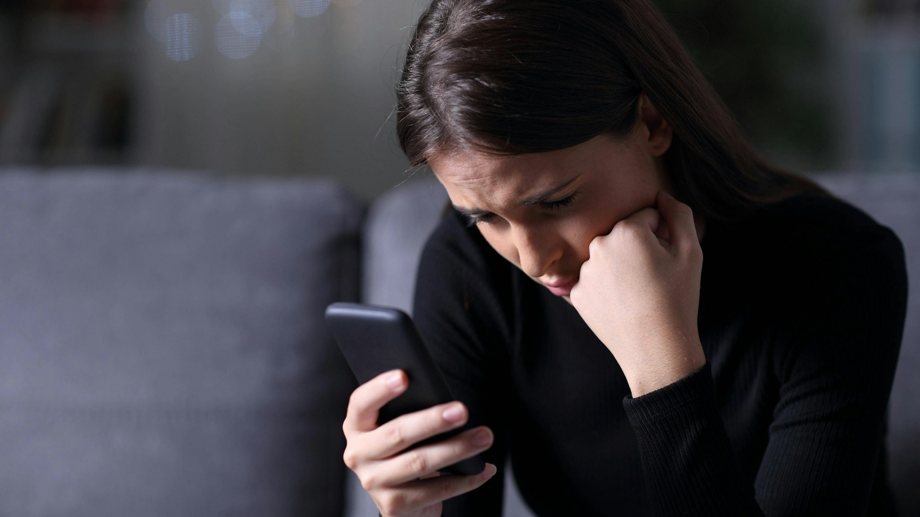 Eine junge Frau ist von der Nachrichtenflut überfordert (Symbolbild).