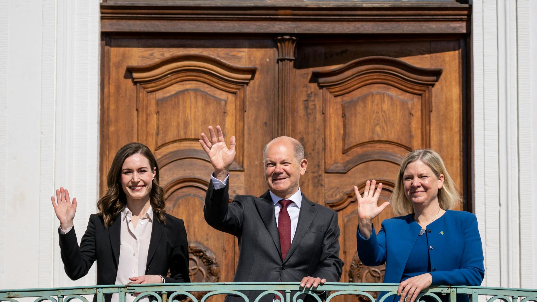 Winke, winke: Bundeskanzler Olaf Scholz mit den Amtskolleginnen Sanna Marin (Finnland, l.) und Magdalena Andersson (Schweden).