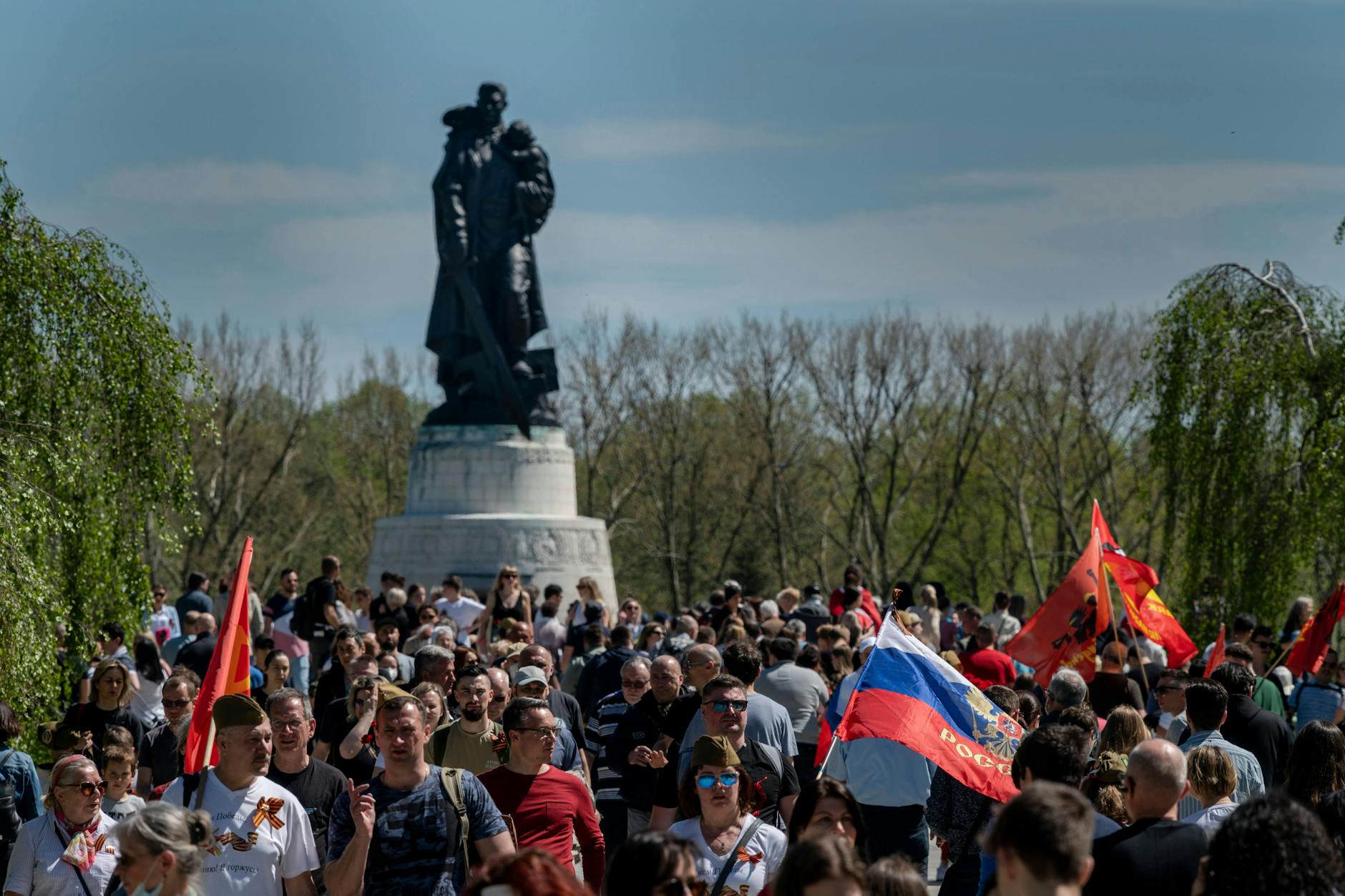 Der 9. Mai am sowjetischen Ehrenmal in Berlin-Treptow: Russische und sowjetische Fahnen wehen an der stalinistischen Kultstätte.