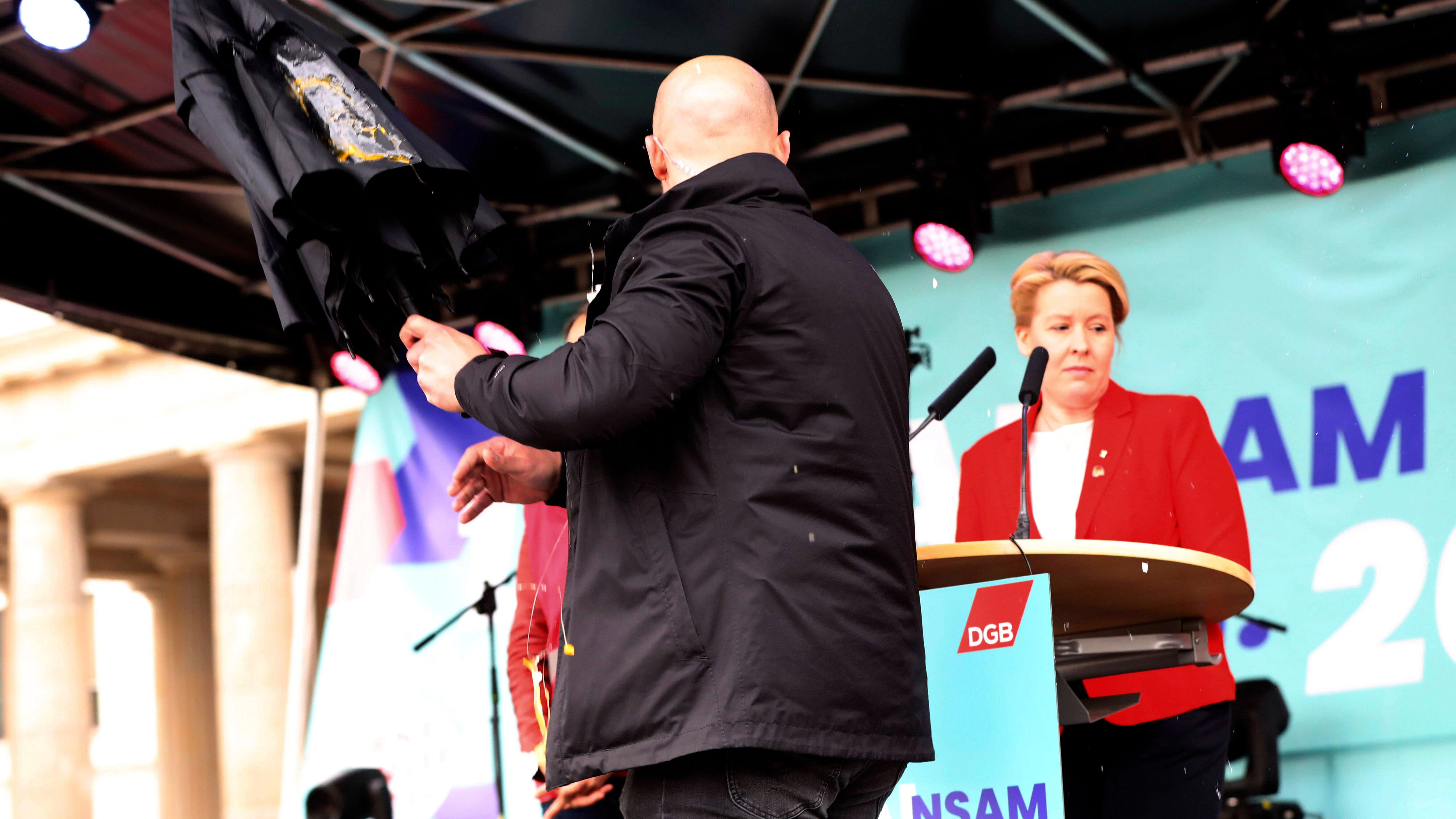 Am 1. Mai wurde Franziska Giffey bei einer Rede mit Eiern beworfen.