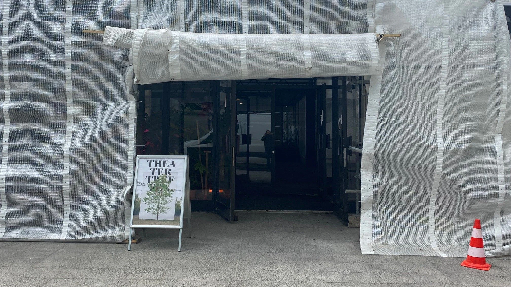 Das Haus der Berliner Festspiele ist noch eingerüstet, aber die Türen lassen sich öffnen.