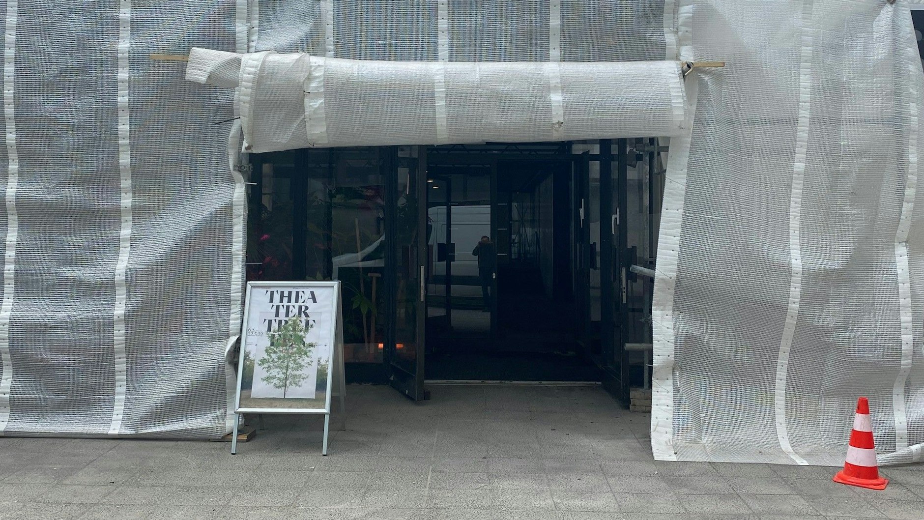 Das Haus der Berliner Festspiele ist noch eingerüstet, aber die Türen lassen sich öffnen.