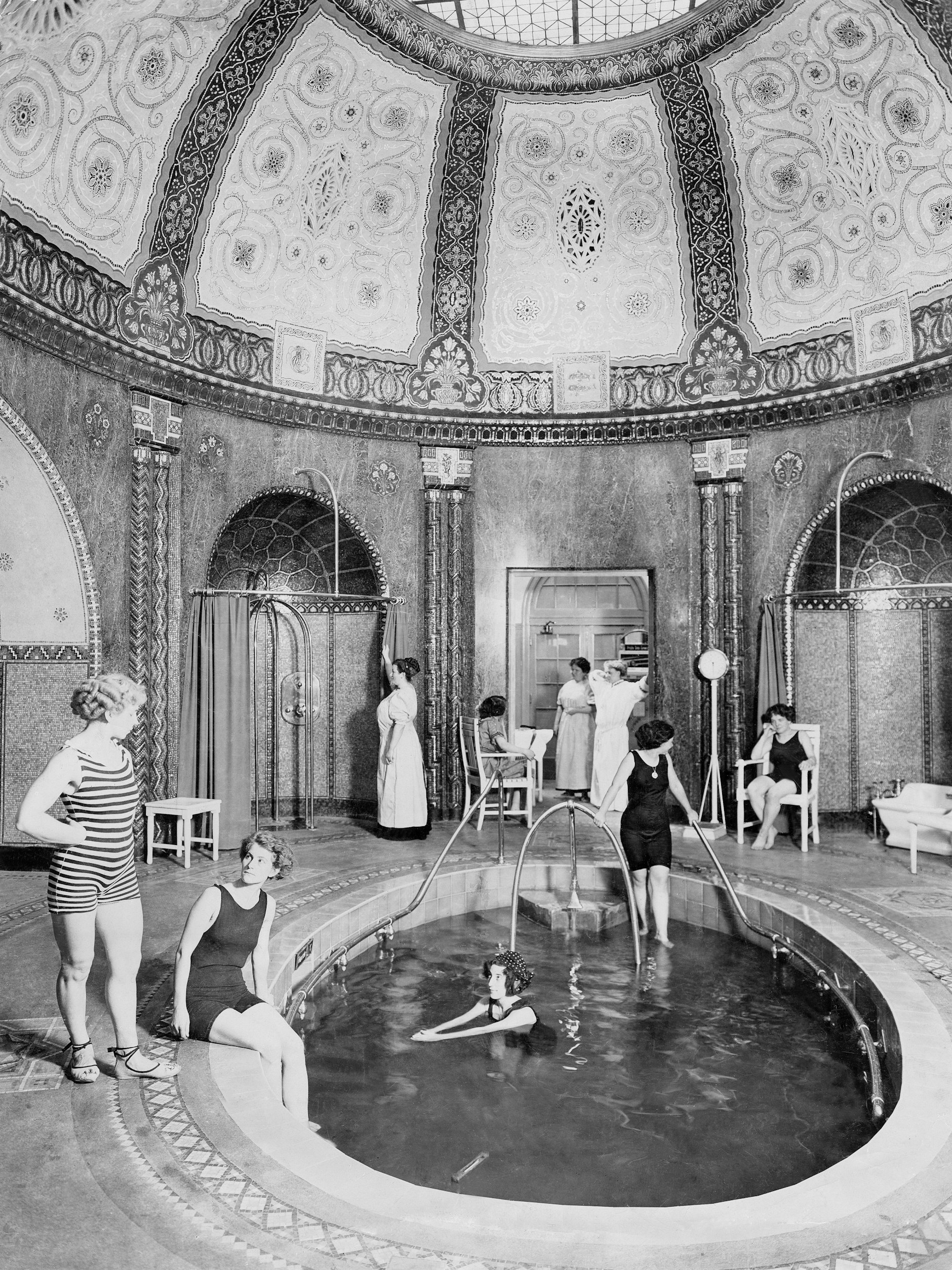 Nur wenige Berliner verfügten Anfang des 20. Jahrhunderts über ein Badezimmer. Daher nutzten sie Volksbadeanstalten (hier im Admiralspalast, 1911), in denen sie auch ein Dusch- oder Wannenbad nehmen konnten.