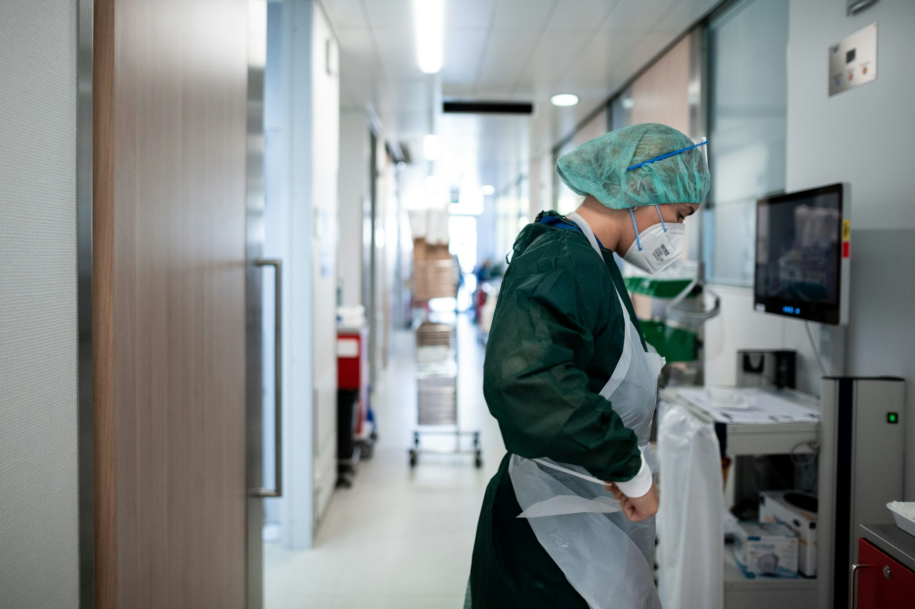 Eine Pflegerin in einem Krankenhaus