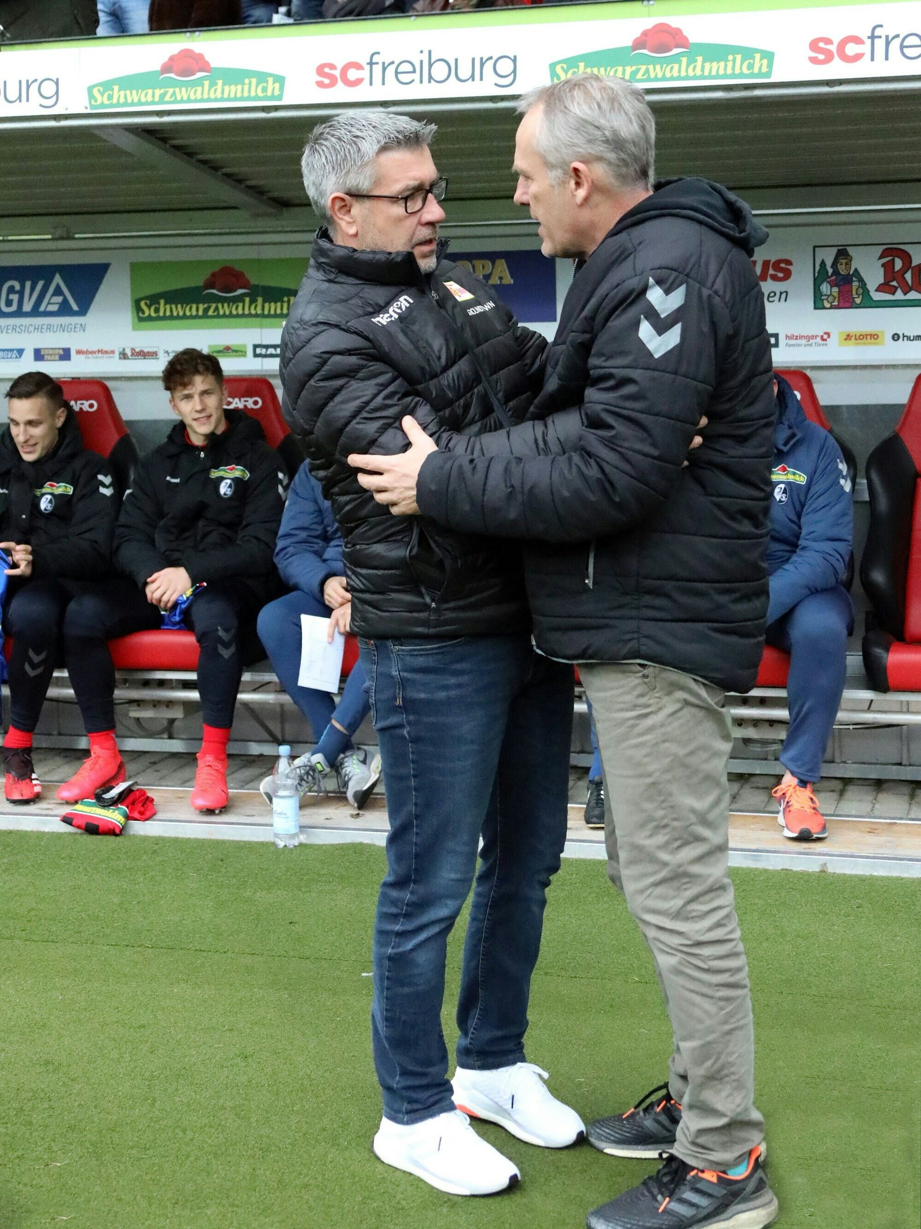 Schätzen sich und werden sich auch am Sonnabend in Freiburg herzlich begrüßen: Union-Trainer Urs Fischer und SC-Coach Christian Streich (r.).