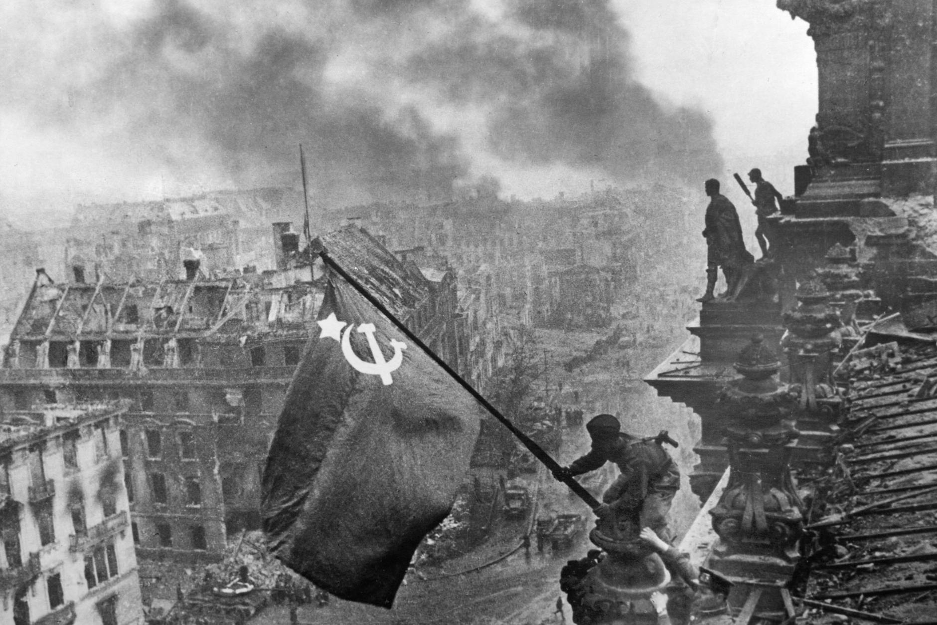 Jewgeni Chaldejs ikonisches Foto vom 2. Mai 1945 und dem Kriegsende: Sowjetische Soldaten hissen ihre Flagge auf dem Reichstag