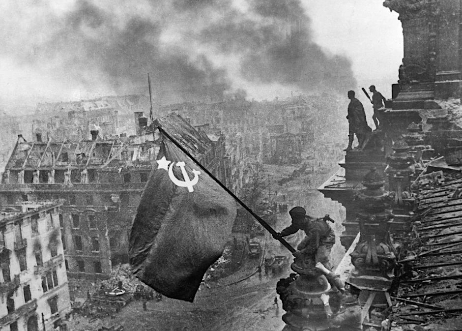 Jewgeni Chaldejs ikonisches Foto vom 2. Mai 1945 und dem Kriegsende: Sowjetische Soldaten hissen ihre Flagge auf dem Reichstag