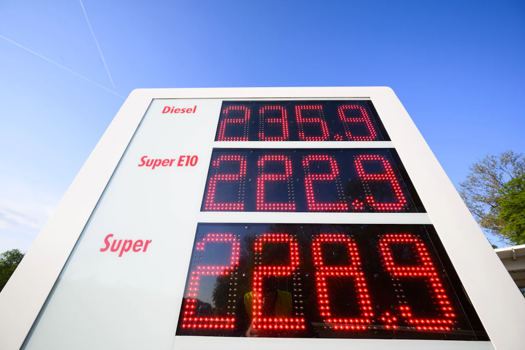 Spritpreis-Abzocke, Öl-Embargo: Rohöl-Preis sinkt, aber Benzin und Diesel bleiben teuer – kostet der Liter bald drei Euro?