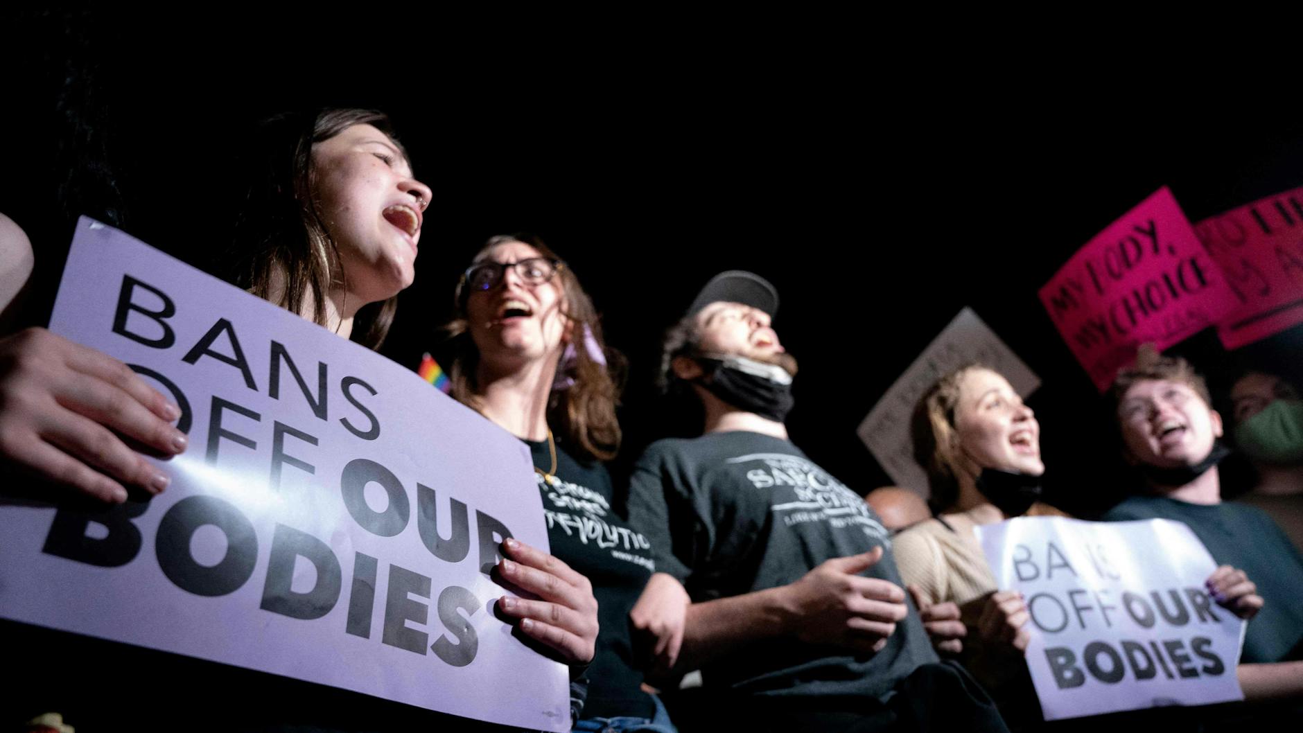 Pro-Choice-Aktivistinnen versammeln sich am 2. Mai 2022 vor dem Obersten Gerichtshof der USA in Washington, DC.