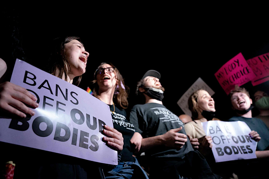 Pro-Choice-Aktivistinnen versammeln sich am 2. Mai 2022 vor dem Obersten Gerichtshof der USA in Washington, DC.