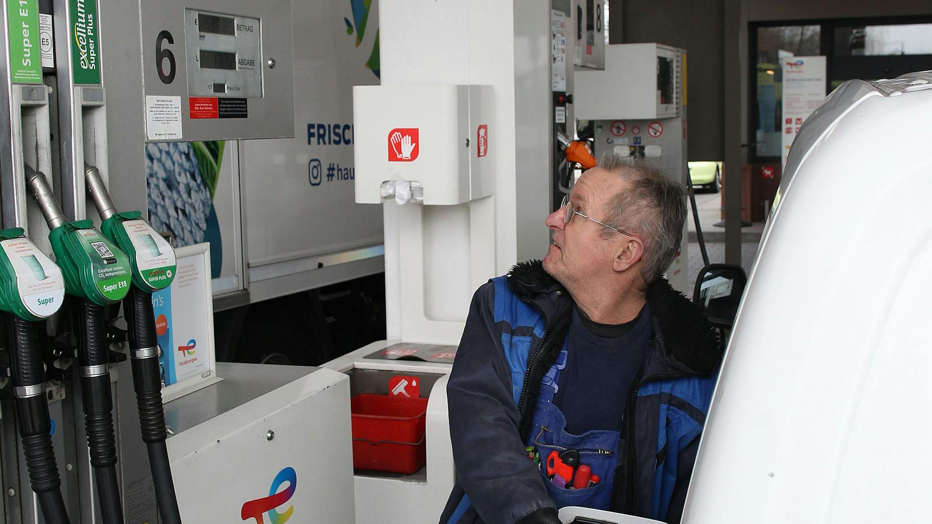 Ein Mann an der Tankstelle in Berlin, März 2022