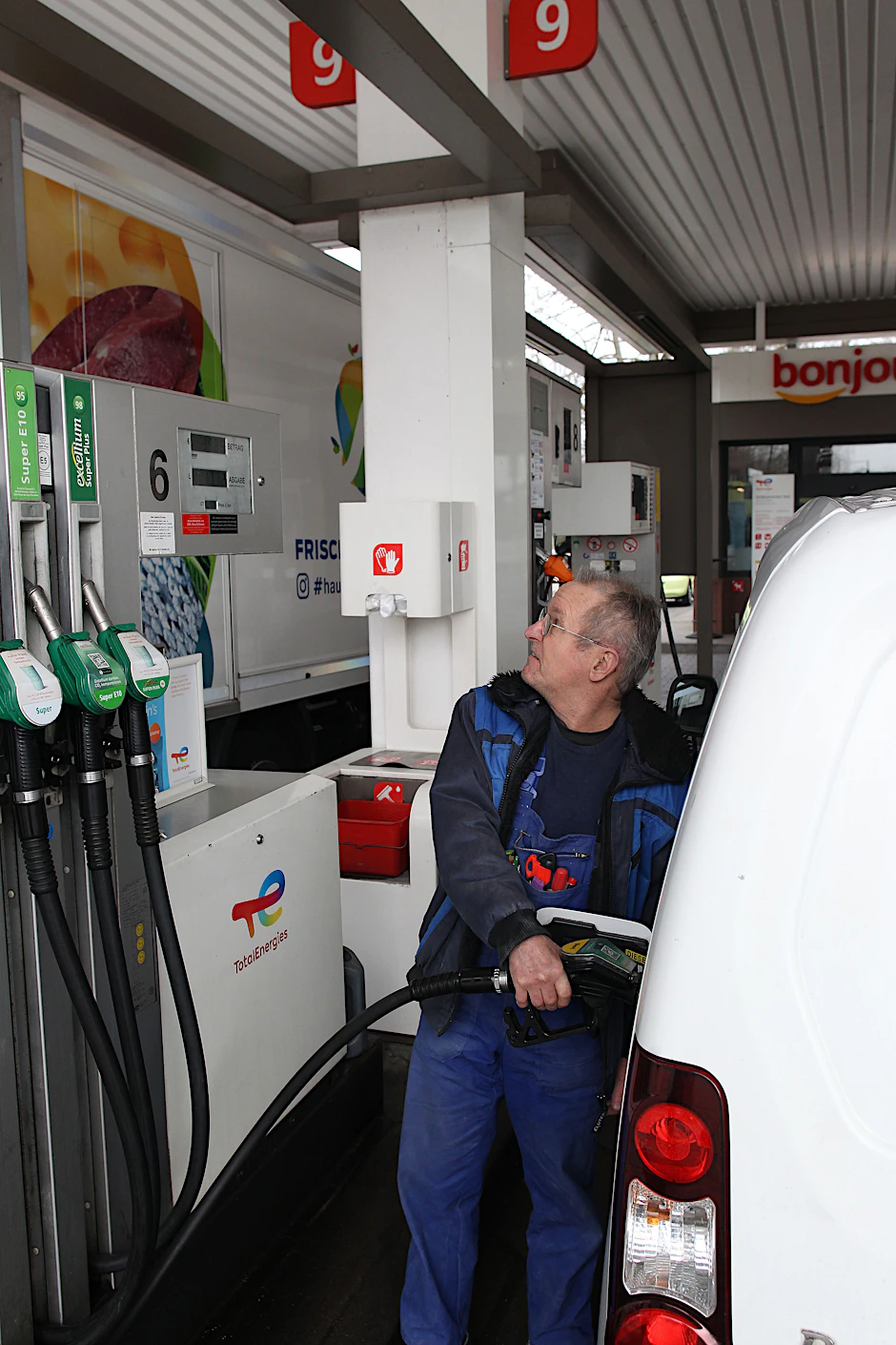 Ein Mann an der Tankstelle in Berlin, März 2022
