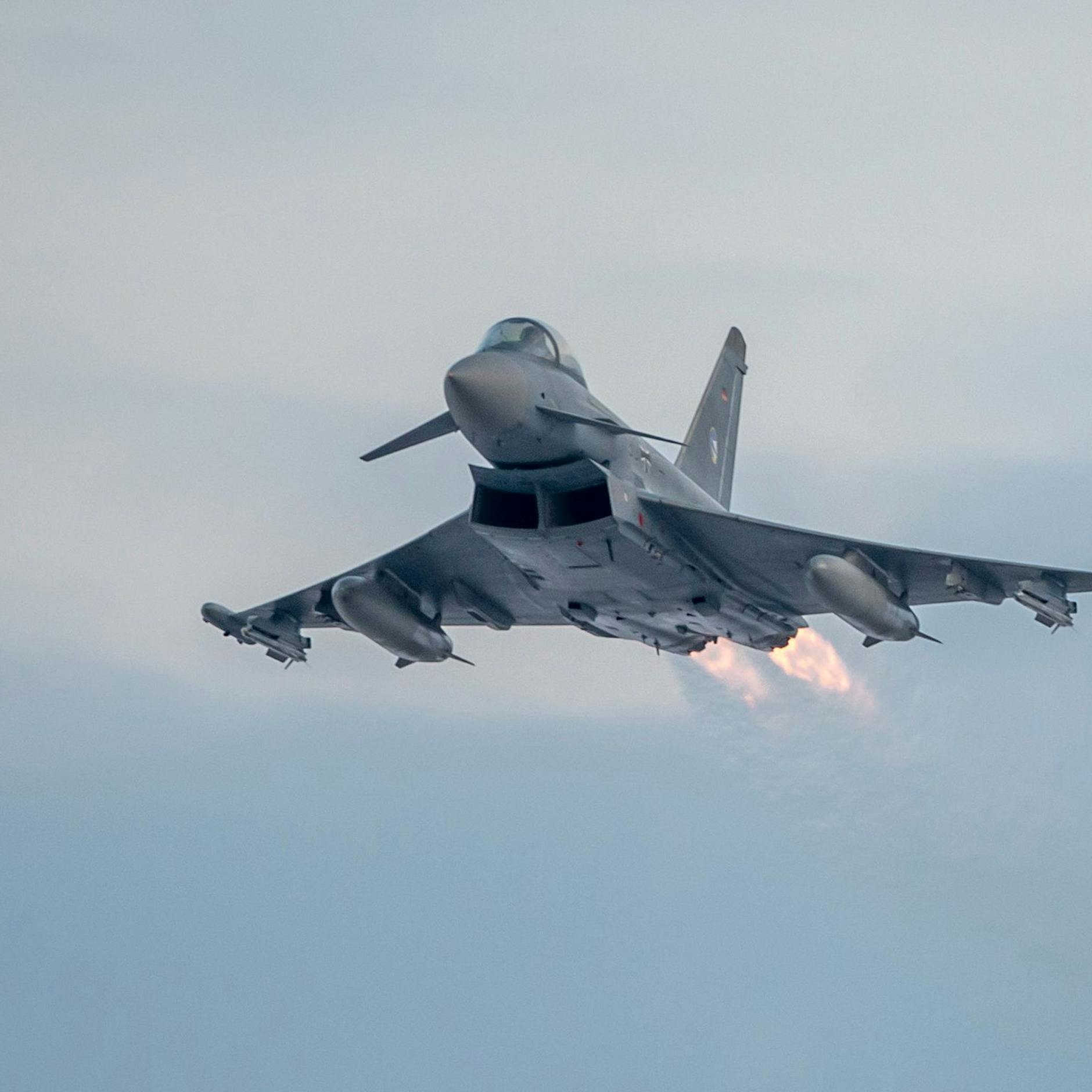 Neue Provokation: Russisches Militärflugzeug rast auf Deutschland zu! Luftwaffen-Eurofighter fängt feindliche Aufklärungsmaschine ab