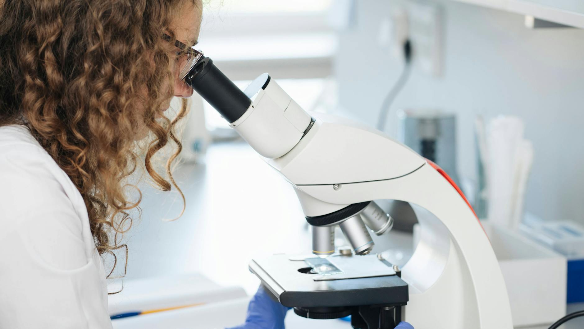 Eine Wissenschaftlerin untersucht eine Laborprobe (Symbolbild).