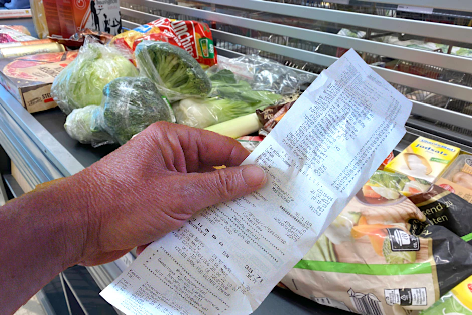 Einkaufen wird immer teurer - wer aber ein paar einfache Tricks beherzigt, kann pures Geld sparen.