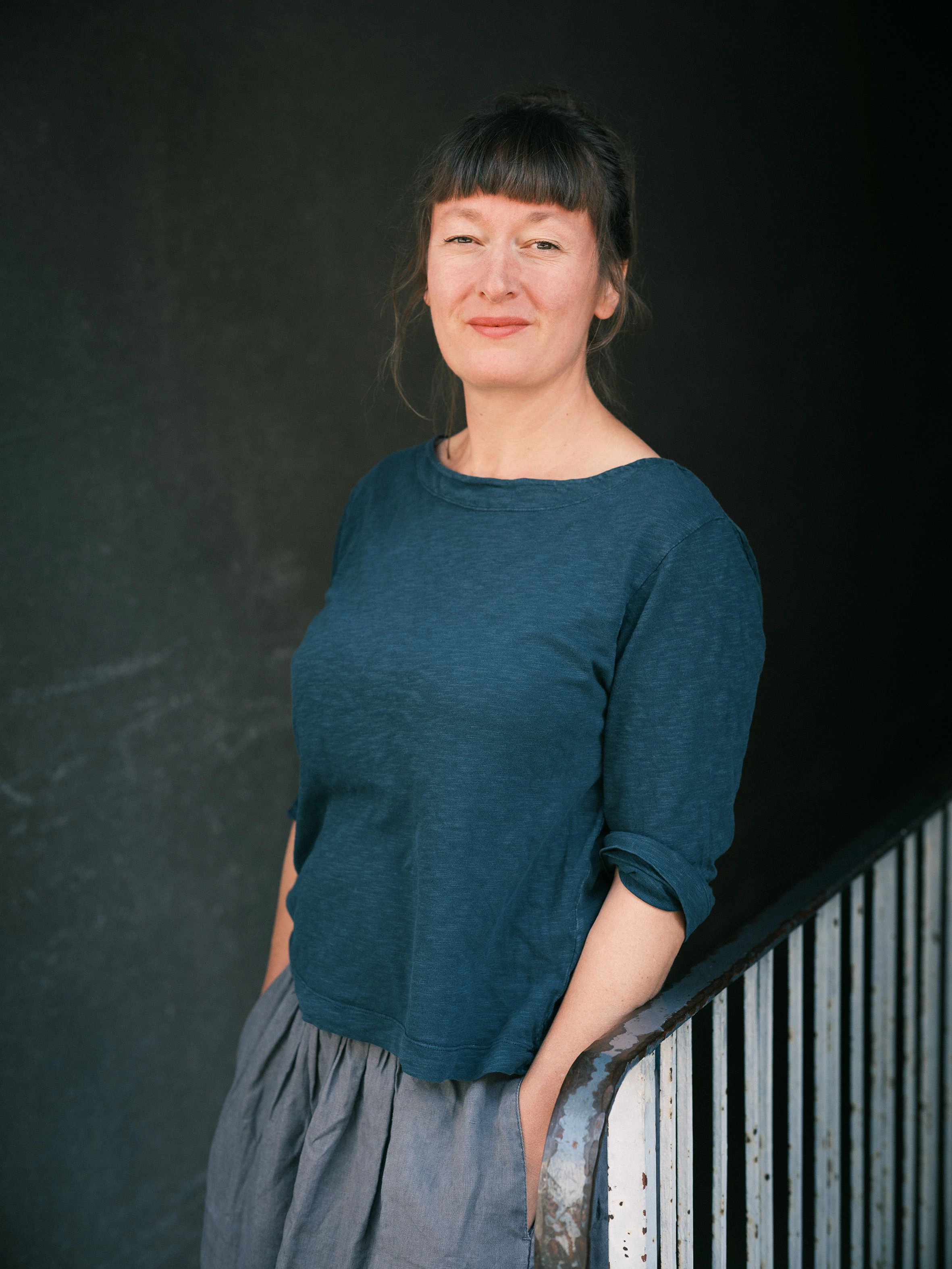 Zeichnerin Barbara Yelin erweckt Bazuins Notizen mit ihren Illustrationen zum Leben.
              