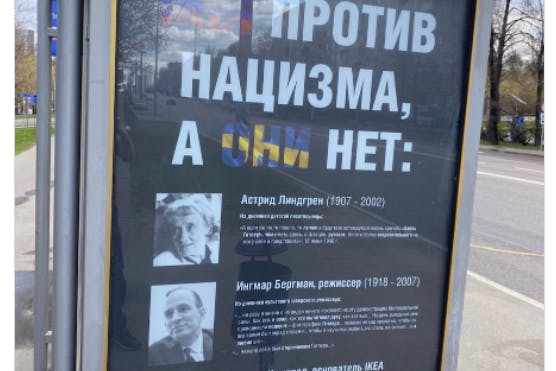 Propaganda-Plakat an einer Moskauer Bushaltestelle, das berühmte Schweden bezichtigt, Nazis zu sein.