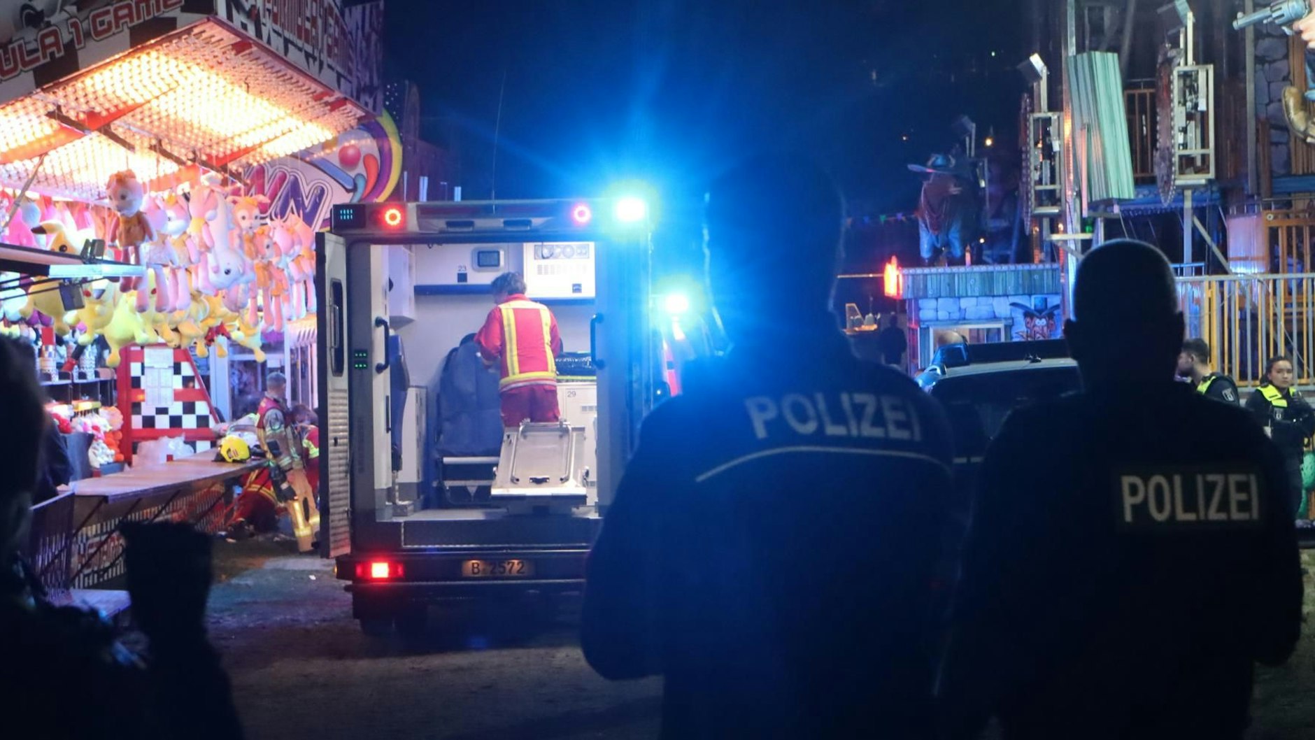 Rettungskräfte versorgen auf dem Rummel den niedergestochenen Mohammed R.