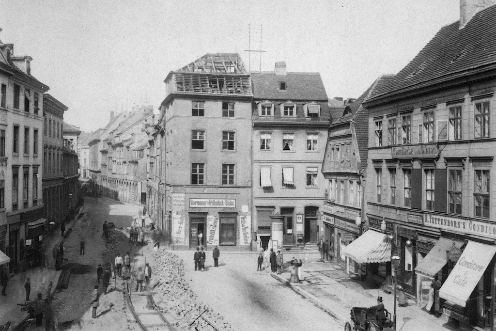 Lange Zeit bewohnten wohlhabende Bürger den Fischerkiez, im 19. Jahrhundert entwickelte er sich zum Arme-Leute-Viertel. Diese Aufnahme zeigt den Fischmarkt 1886.