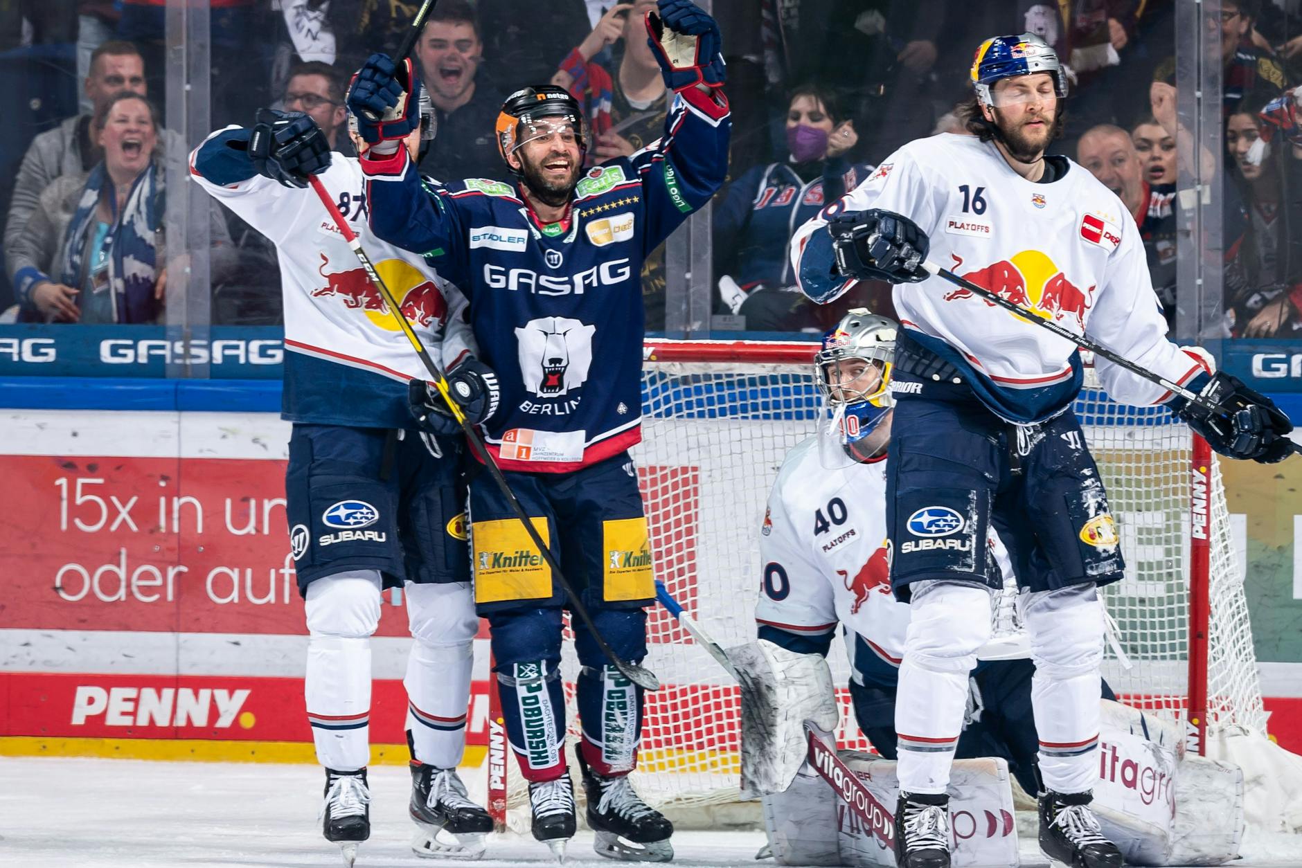 Eisbär Frans Nielsen feiert das 2:1 von Dominik Bokk gegen München.