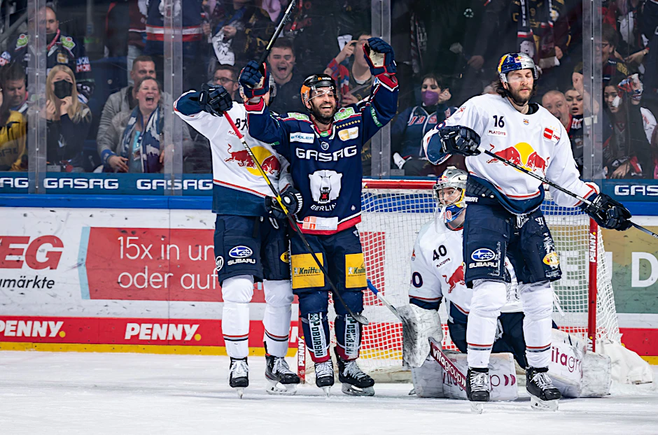 Eisbär Frans Nielsen feiert das 2:1 von Dominik Bokk gegen München.