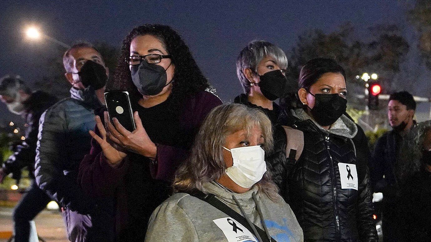 Am 21. Januar nimmt die mexikanische Journalistin Lourdes Maldonado Lopez (l. mit Handy) an der Beerdigung ihres Kollegen Margarito Martínez teil. Zwei Tage später wird sie in Tijuana erschossen.