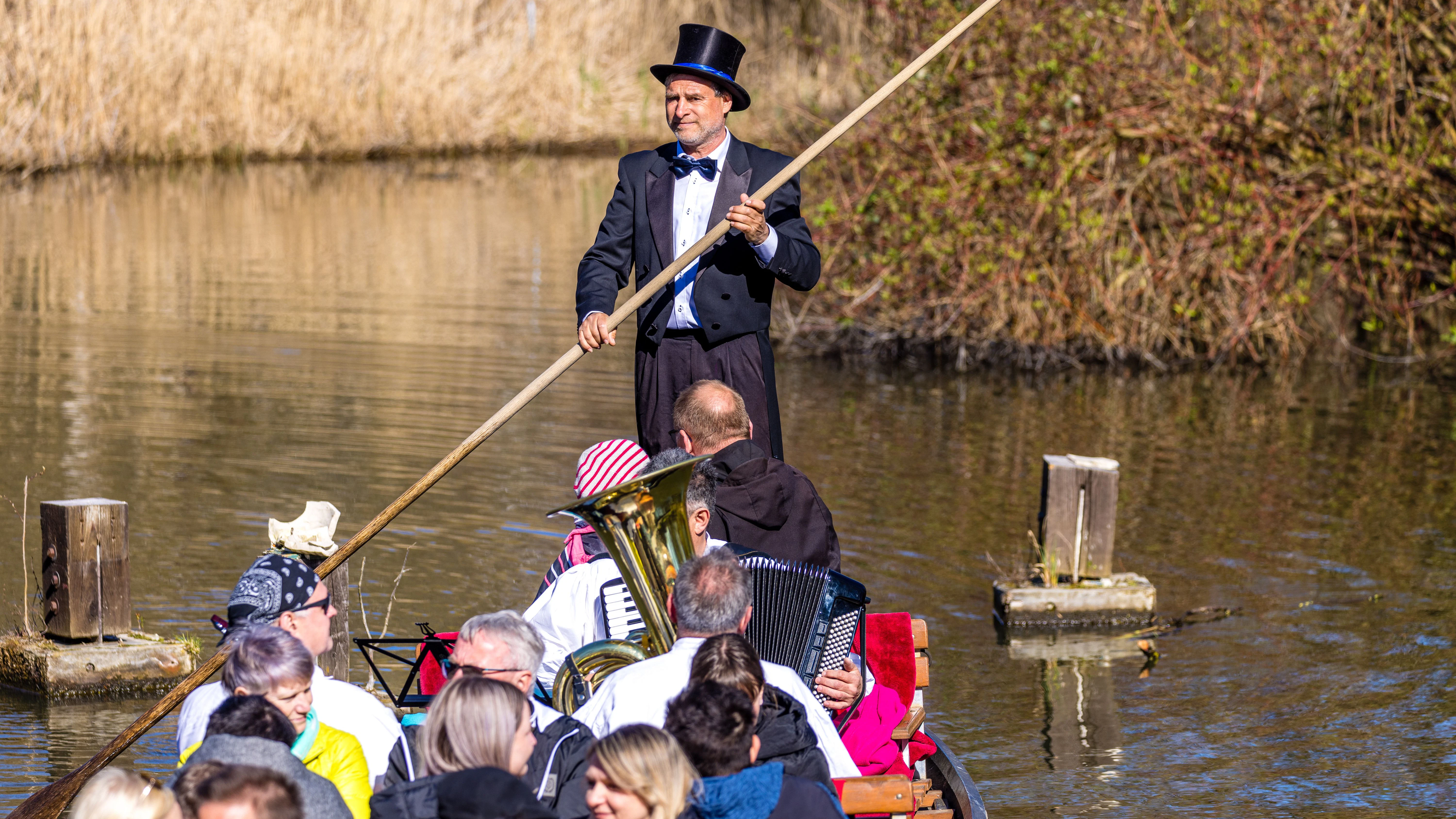 Von Berlin aus geht es ab Juni mit dem Neun-Euro-Ticket auch in den Spreewald. Dort lohnt sich eine Bootsfahrt.
