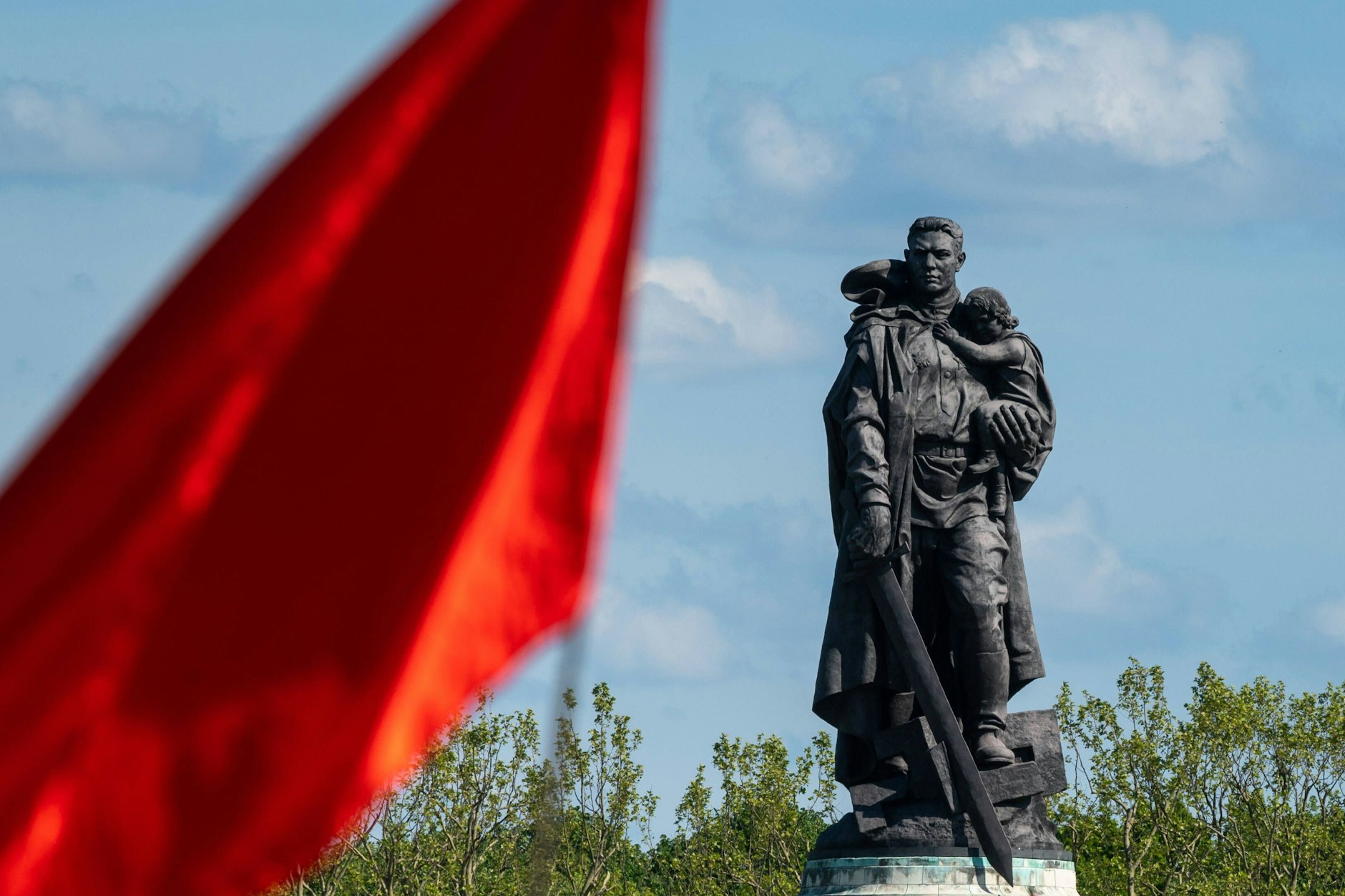 Gewaltig: der Sowjetsoldat auf dem Ehrenmal in Treptow