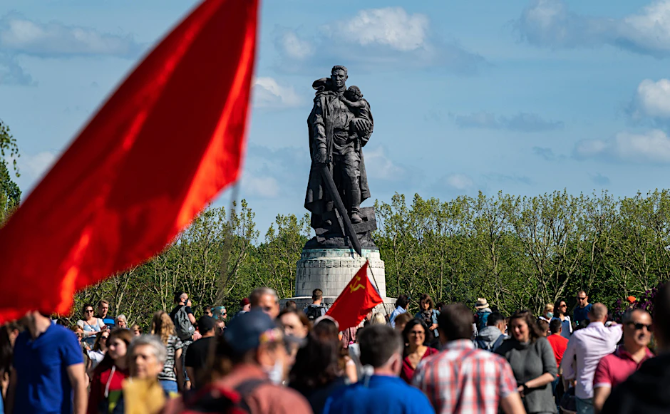 Gewaltig: der Sowjetsoldat auf dem Ehrenmal in Treptow