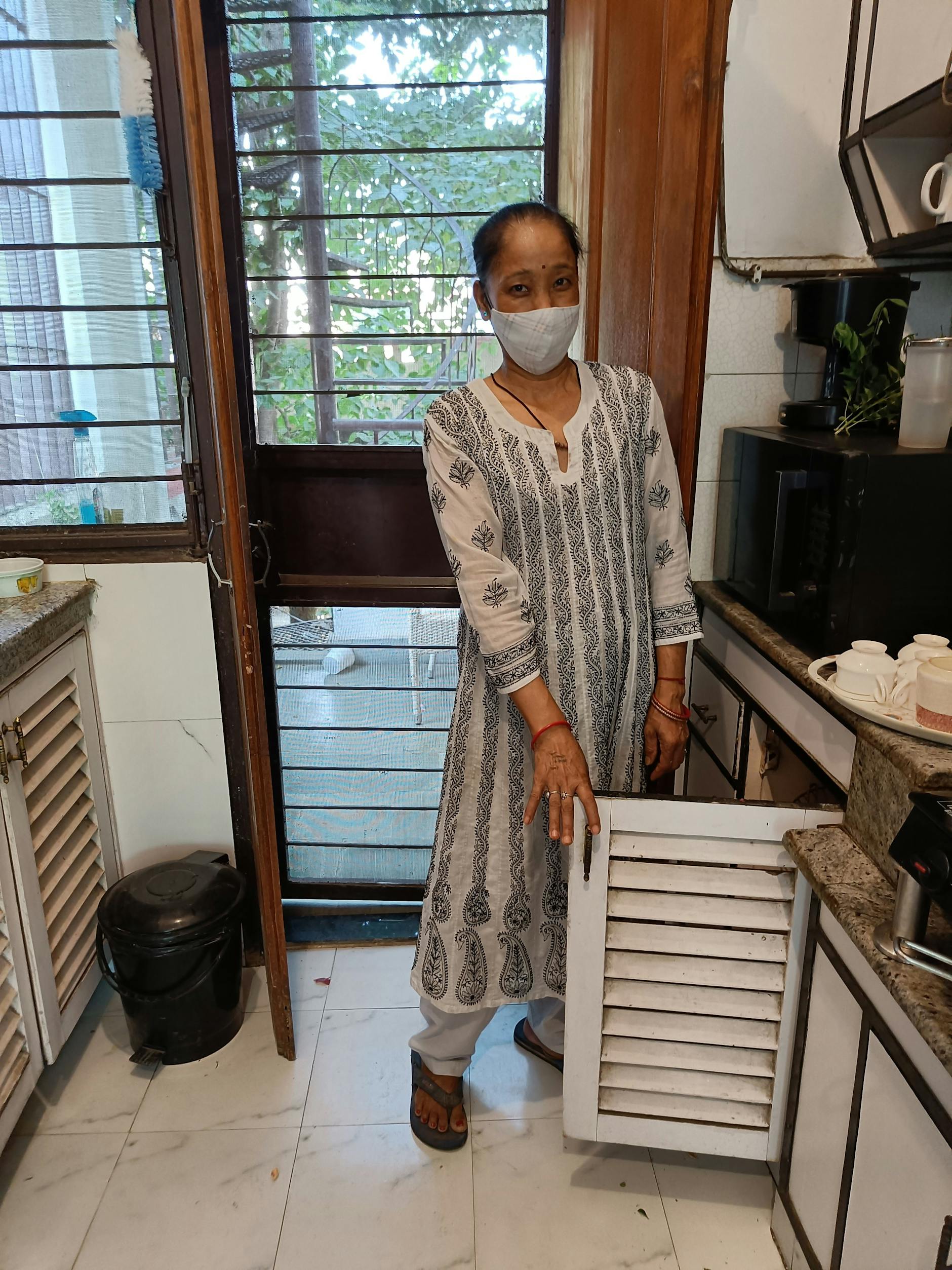 Seema Choudhary in ihrem Zuhause in einer Satellitenstadt von Delhi. Ständig fällt der Strom aus, ohne Pumpe hat sie kein Wasser im Haus, nachts kann sie wegen der Hitze nicht schlafen.