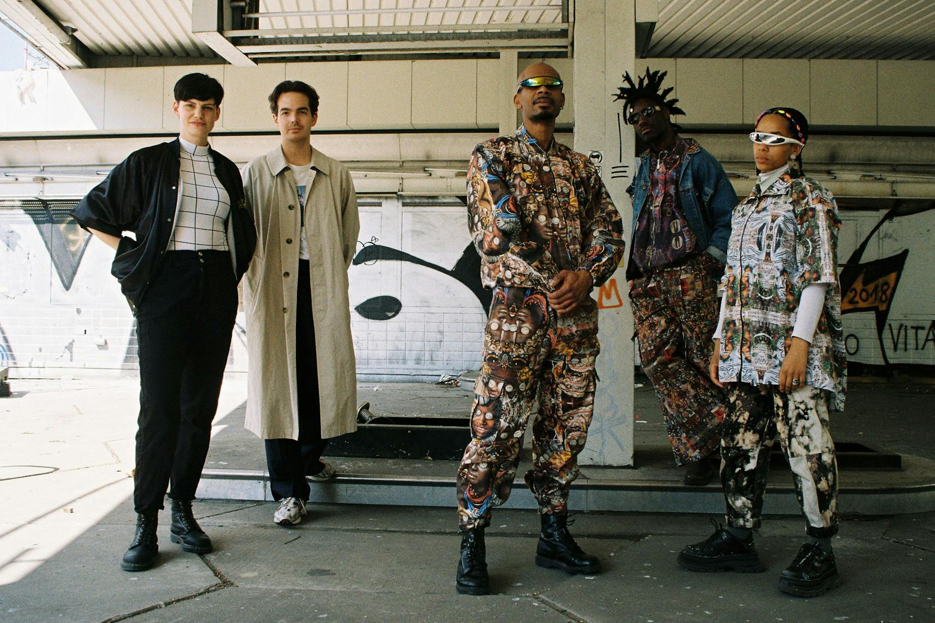 Der Style stimmt schon mal: Die Veranstalter Diana Alagic und Simon Spannig, rechts neben ihnen die Band Asphalt Djeli’s mit dem Performance-Künstler Exocé Kasongo in der Mitte.