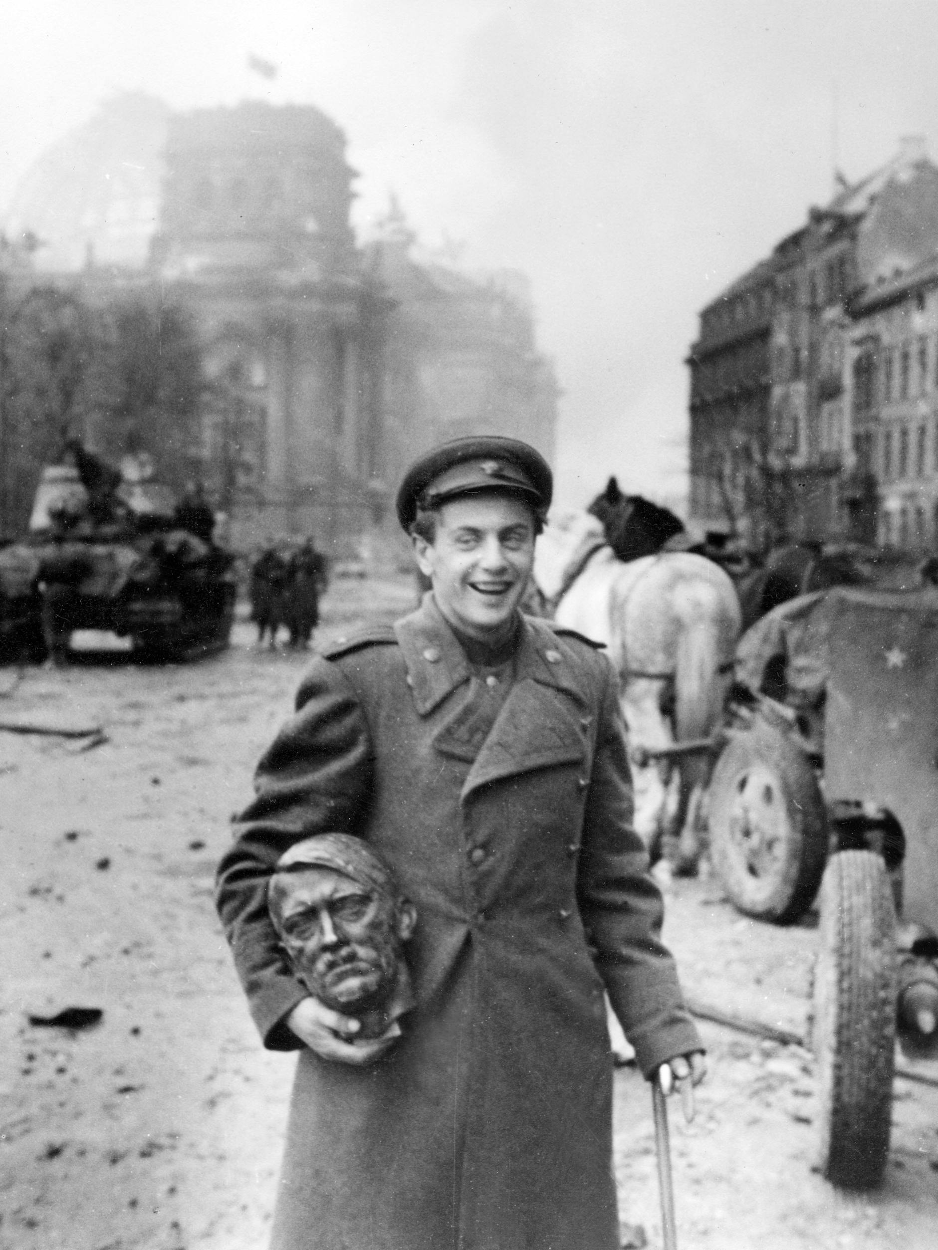 Ebenfalls am 2. Mai 1945 in Berlin: Der Dichter Jewgeni Dolmatowski mit Hitler-Kopf als Trophäe.
