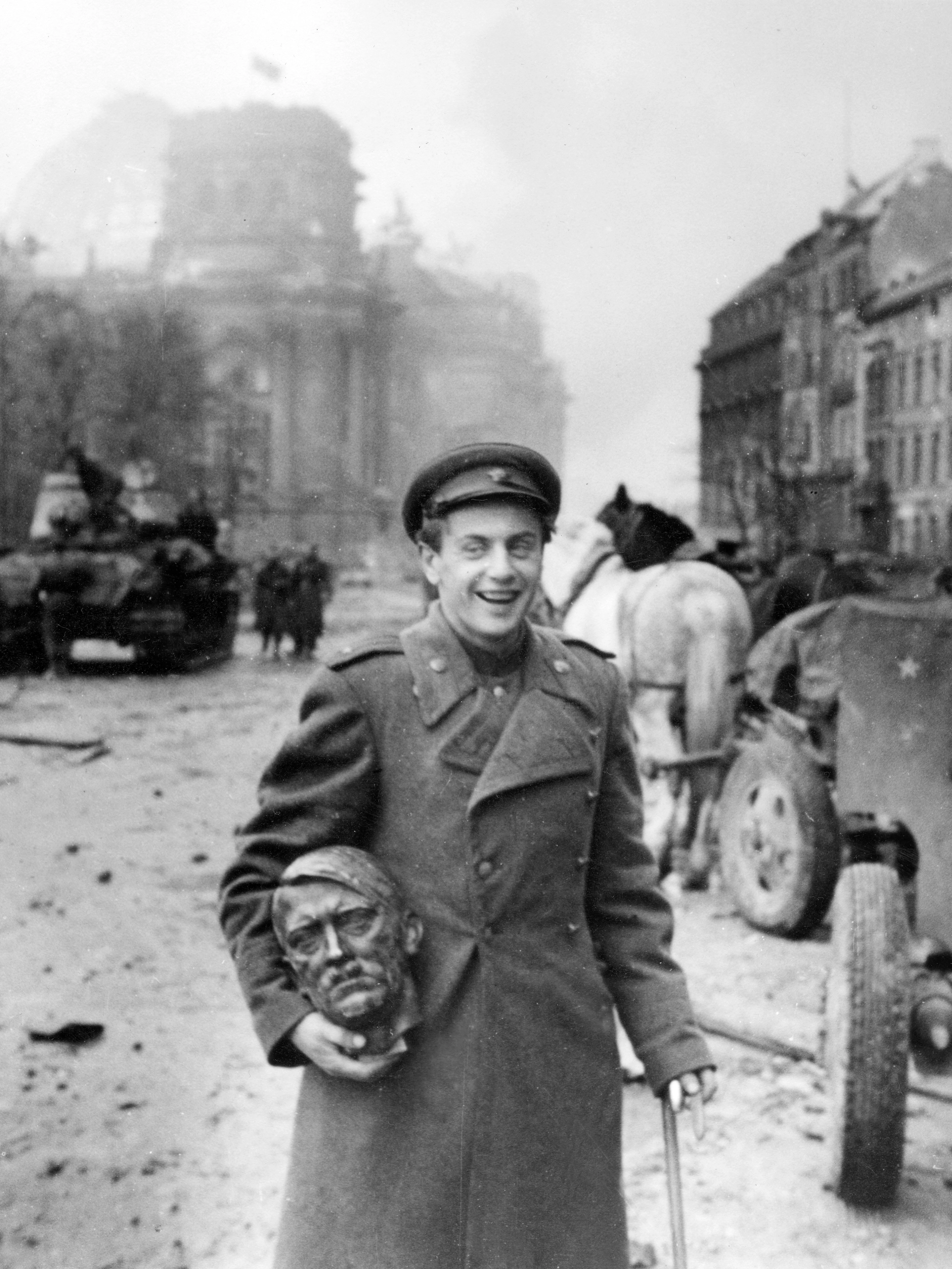 Ebenfalls am 2. Mai 1945 in Berlin: Der Dichter Jewgeni Dolmatowski mit Hitler-Kopf als Trophäe.