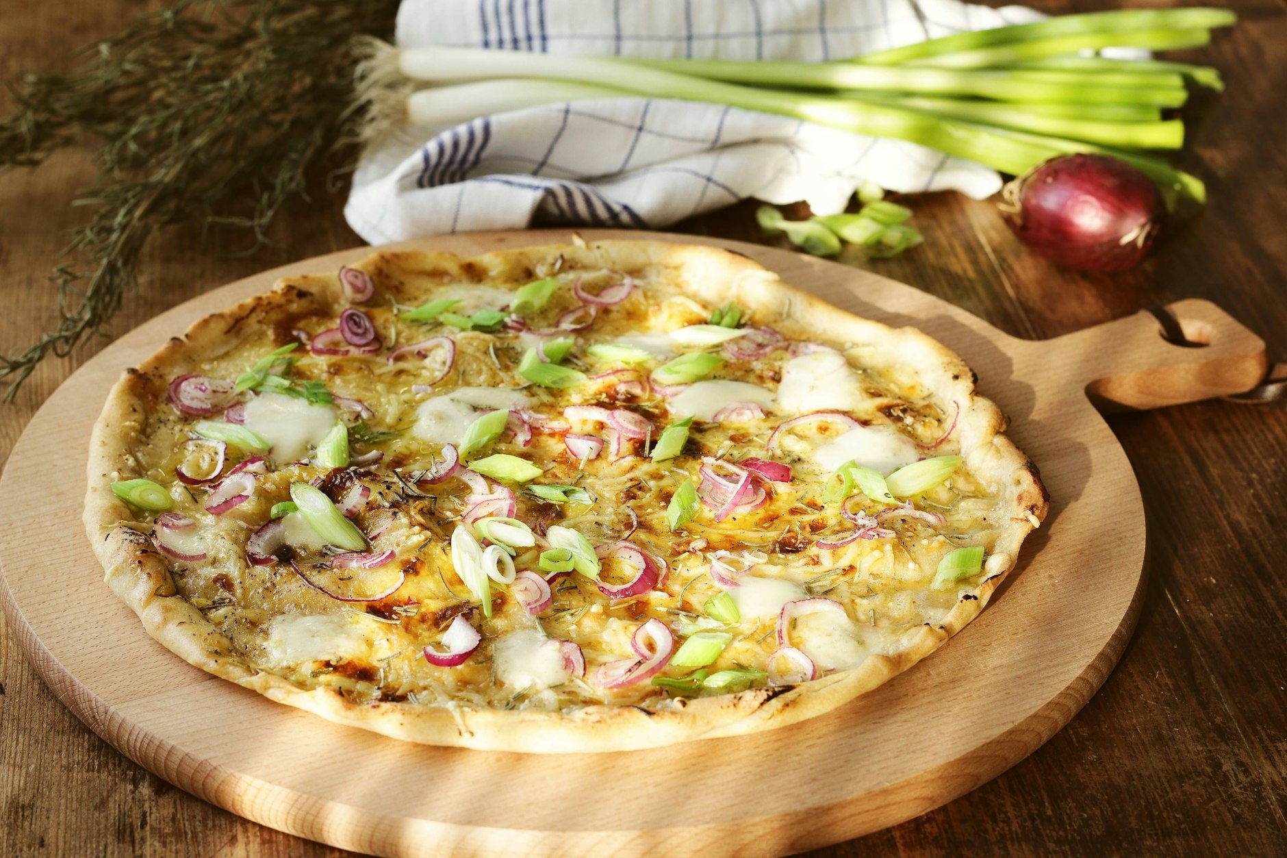 Flammkuchen ist zum Abendessen ein echter Genuss – und das Rezept kann beliebig variiert werden.