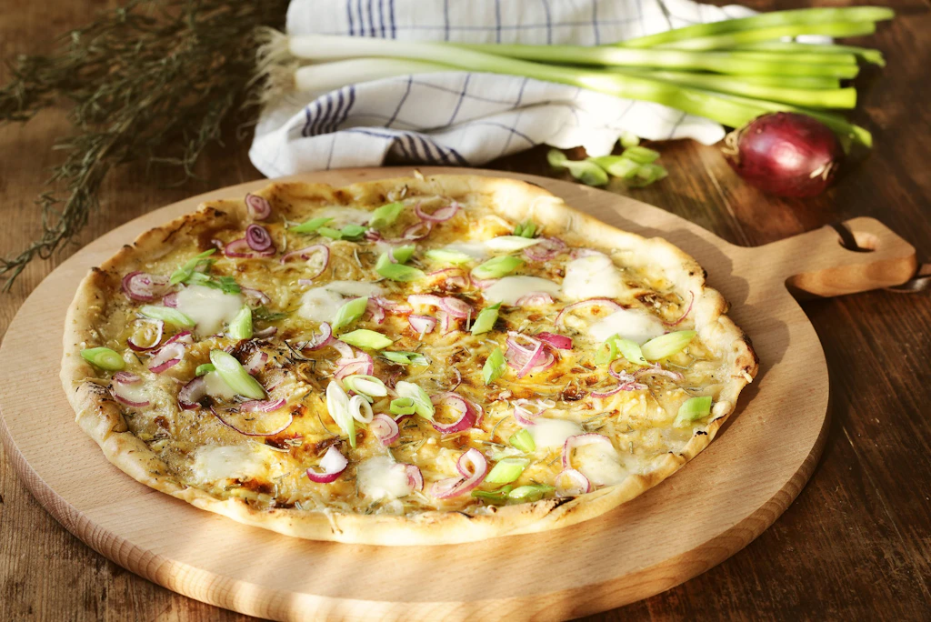 Rezept fürs Abendessen: So backen Sie den einfachsten Flammkuchen der Welt! Mit einem Glas Wein wird er zum puren Genuss