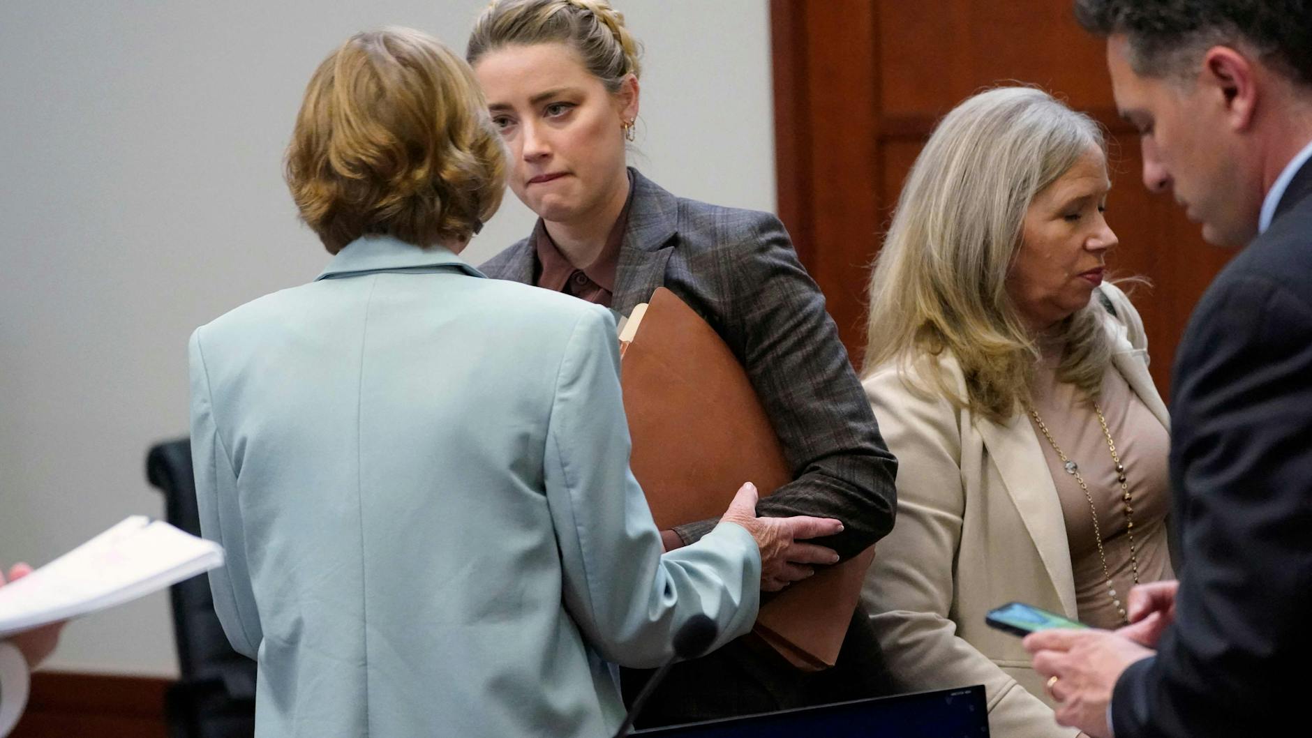 Johnny Depps Ex-Frau Amber Heard schaut verbissen am Montag im Gerichtssaal.