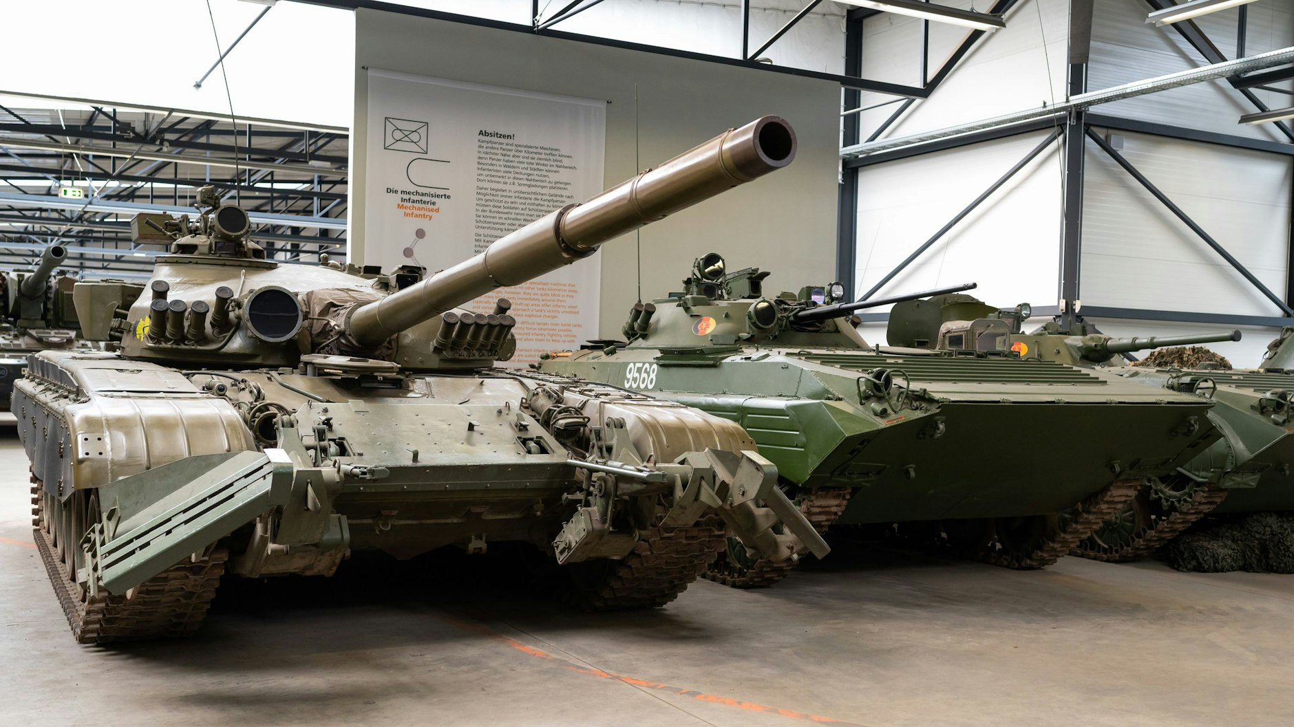Ein mittlerer Kampfpanzer (l.) der NVA vom Typ T-72 M1 und ein Schützenpanzer (r.) der NVA vom Typ BMP-2 stehen im Deutschen Panzermuseum Munster, Niedersachsen.