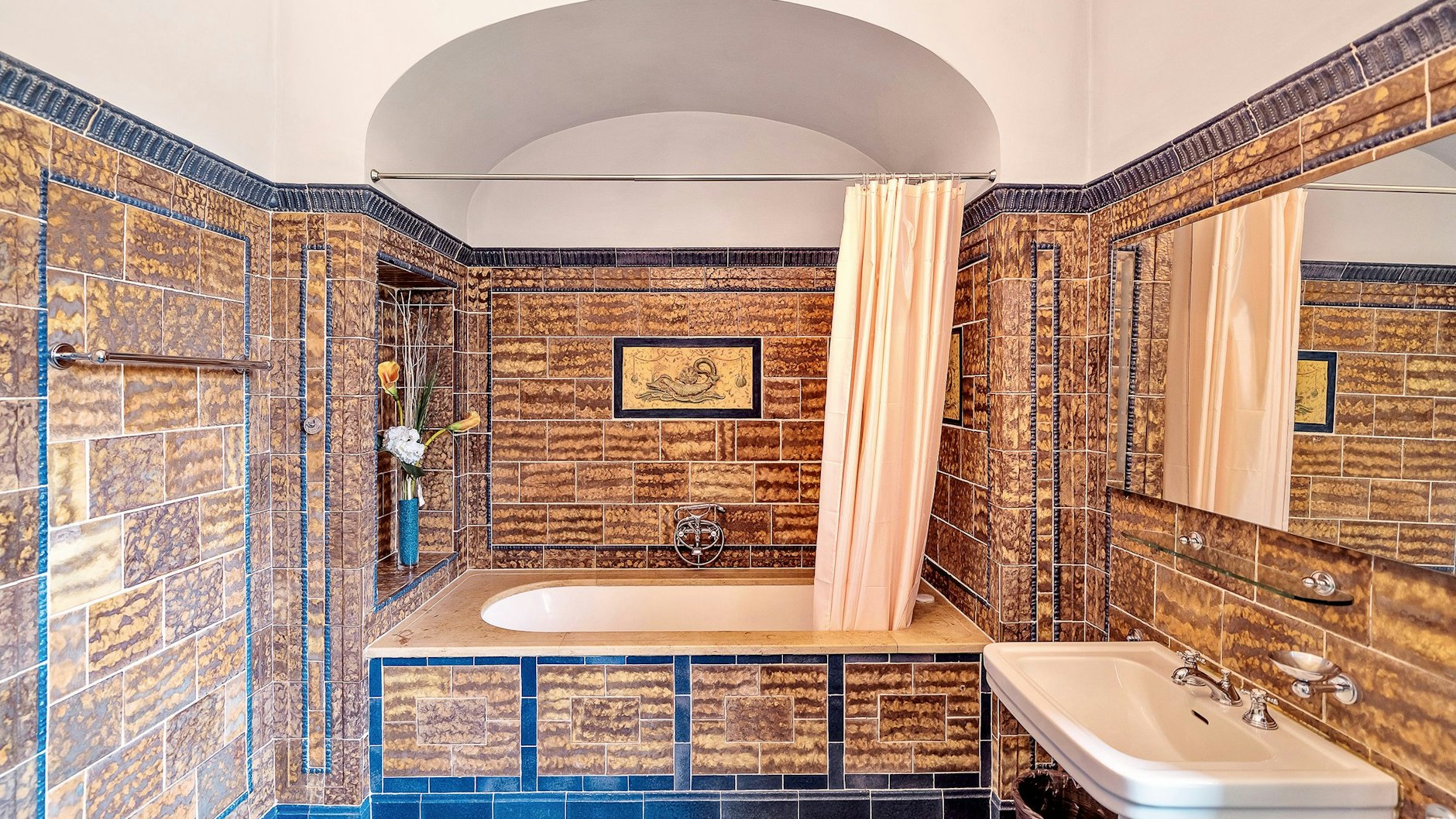 Im Jugendstil präsentiert sich dieses braun-blaue Badezimmer in der Villa Borsig am Tegeler See, die 1913 bezogen wurde.&nbsp;Die Wanne befindet sich durch ihren Nischenstandort im Zentrum der Aufmerksamkeit.