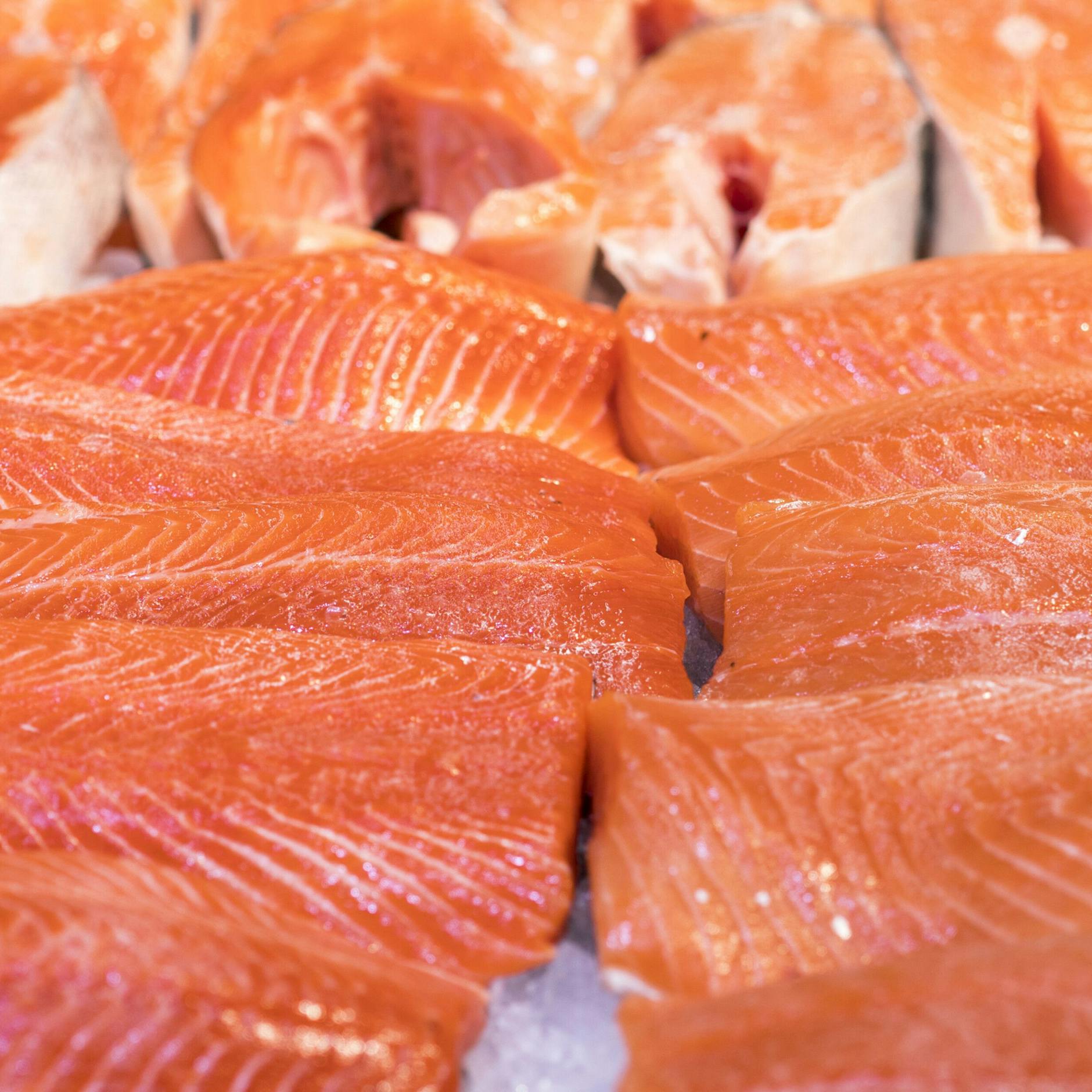 Alles nur Farbstoff: Bei der Lachszucht wird getrickst, was das Zeug hält. Die Norweger sind ganz schlimme Finger.