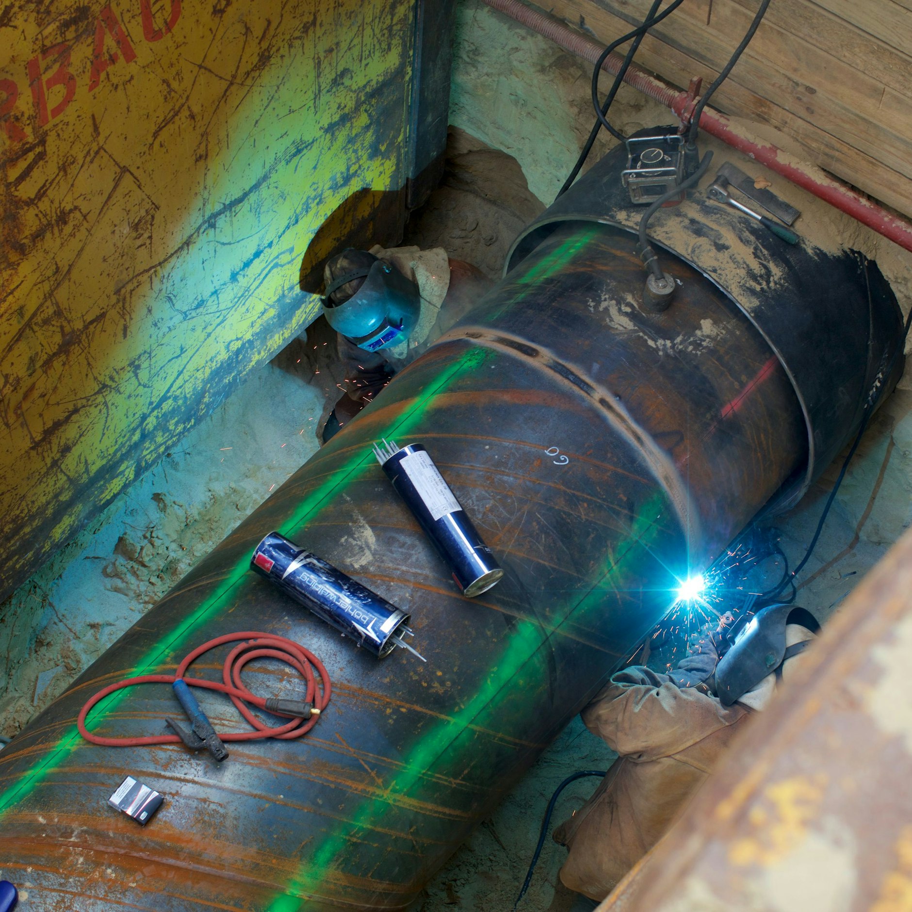 An einer Druckleitung ummantelt der Wärmetauscher das Rohr.