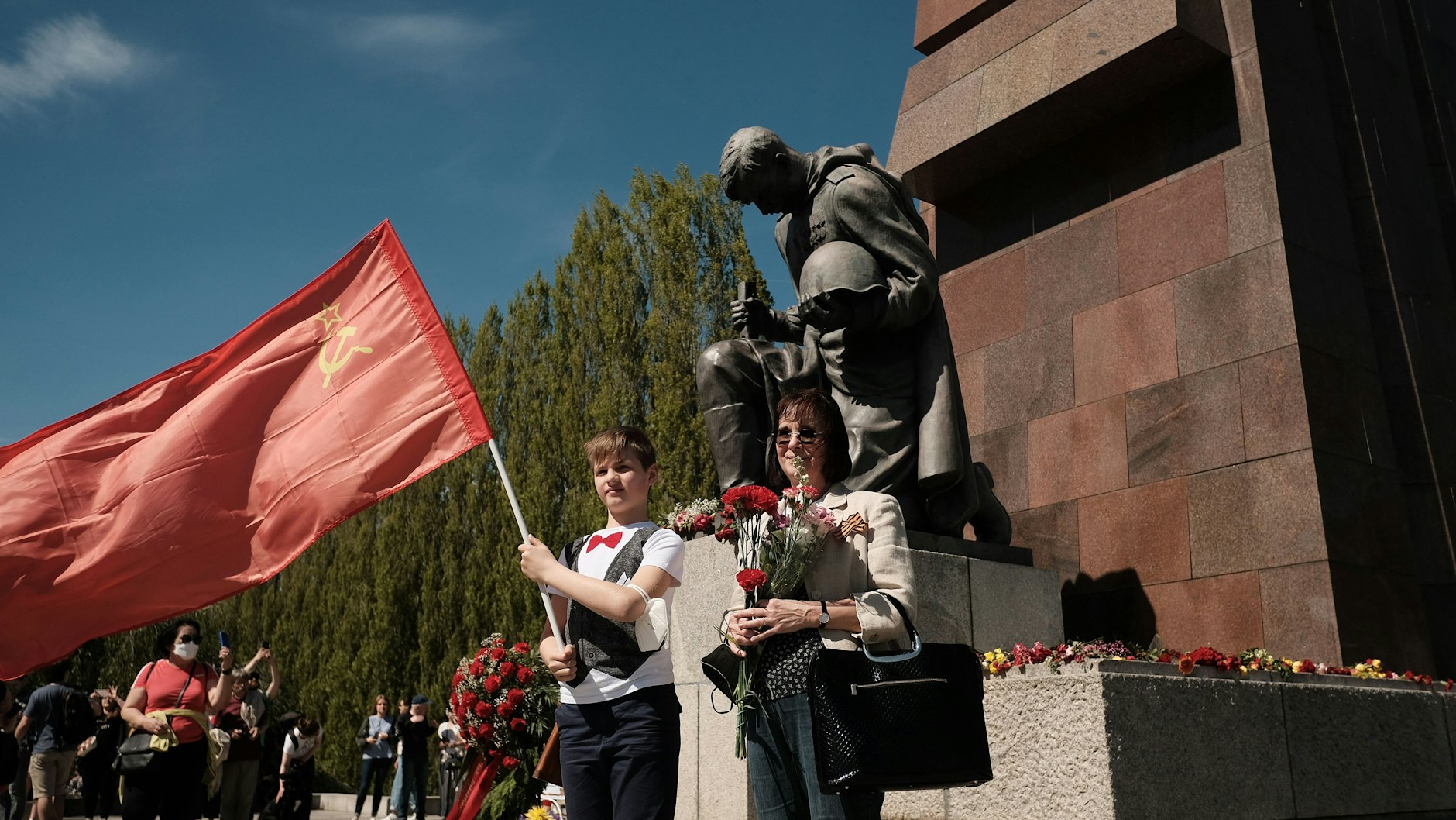 Einige Tausend Menschen gedenken das Ende des Zweiten Weltkriegs am Sowjetischen Ehrenmal in Berlin Treptow, 9. Mai 2021