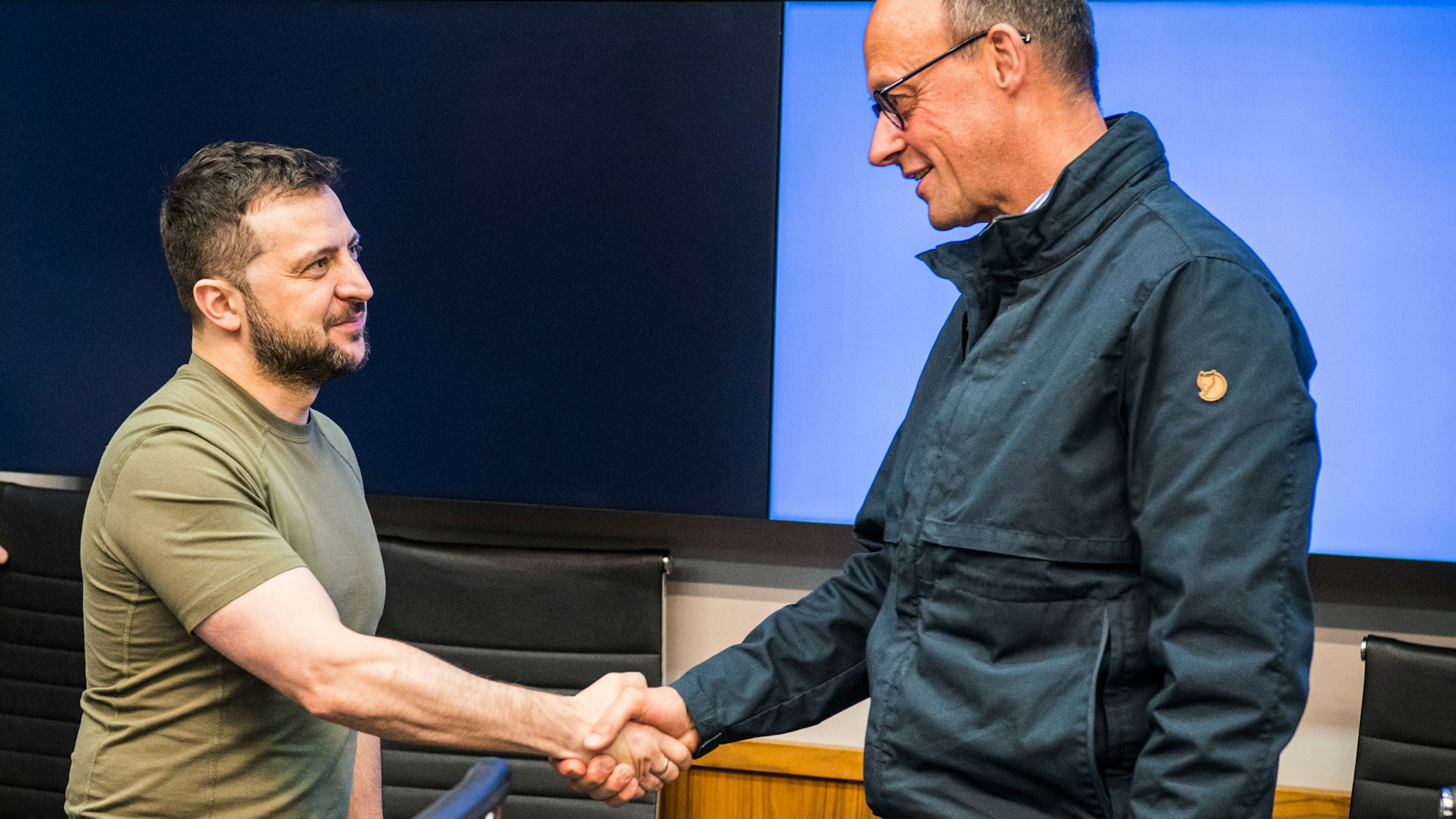 Der baumlange CDU-Vorsitzende Friedrich Merz wurde von Präsident Wolodymyr Selenskyj mit einem kräftigen Händedruck empfangen.