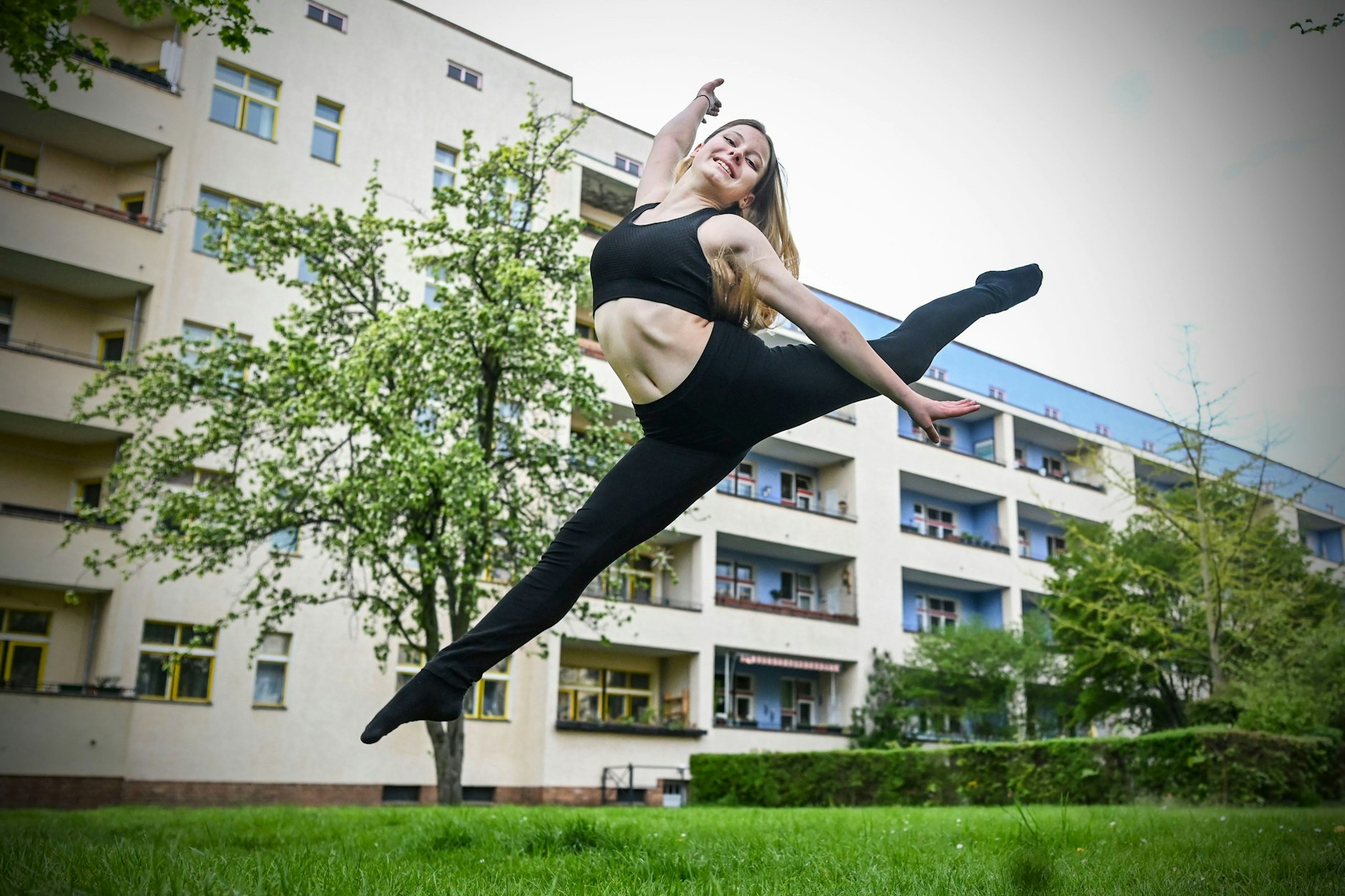 Die ukrainische Akrobatin Rita (15) hat die Aufnahme an der Staatlichen Ballettschule Berlin geschafft – sie lebt jetzt mit ihrer Mutter Marina (33) in der Gästewohnung der Schule.