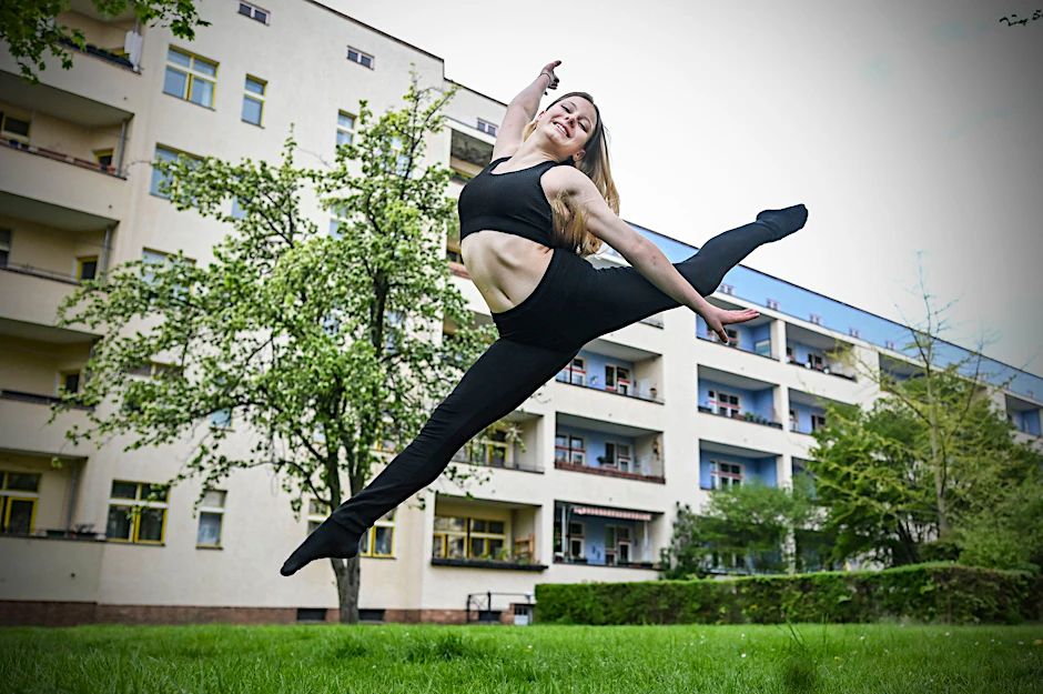 Die ukrainische Akrobatin Rita (15) hat die Aufnahme an der Staatlichen Ballettschule Berlin geschafft – sie lebt jetzt mit ihrer Mutter Marina (33) in der Gästewohnung der Schule.
