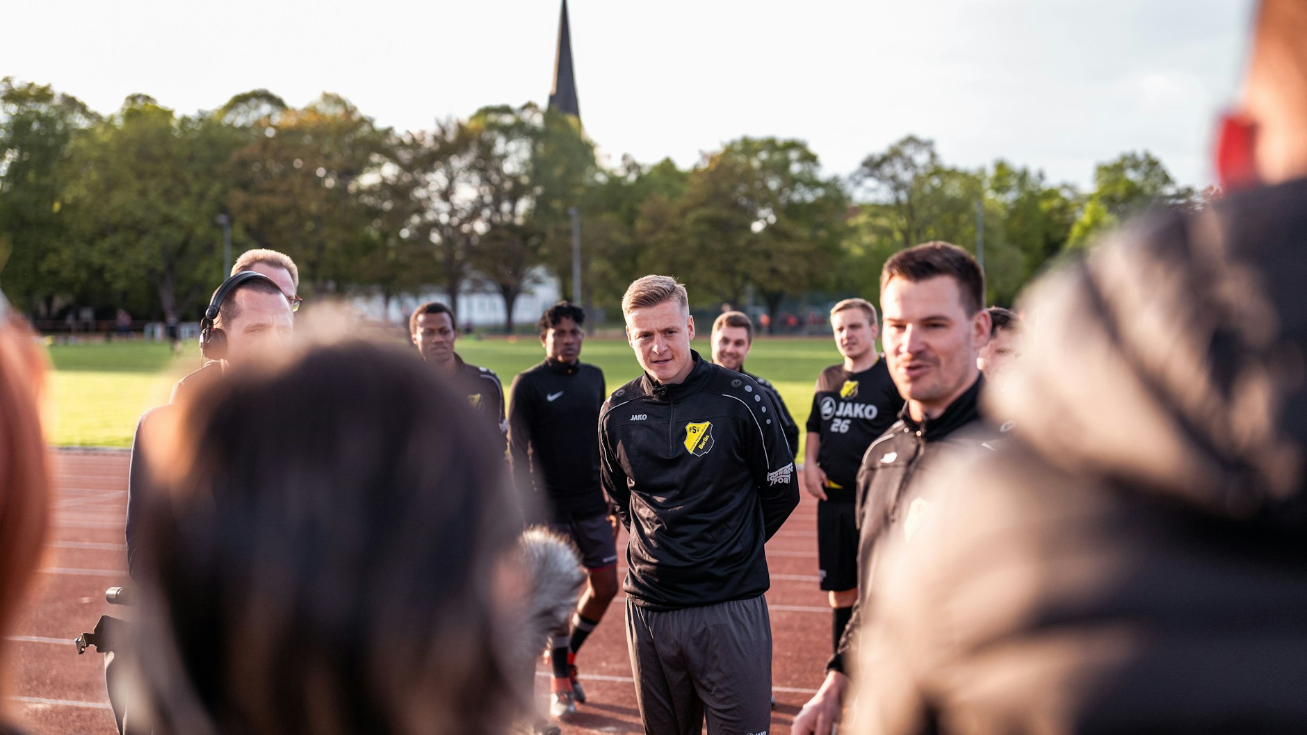 Felix Kroos (Mitte) wurde seinen neuen Teamkollegen beim FSV Fortuna Pankow am Dienstagabend im Training offiziell vorgestellt.