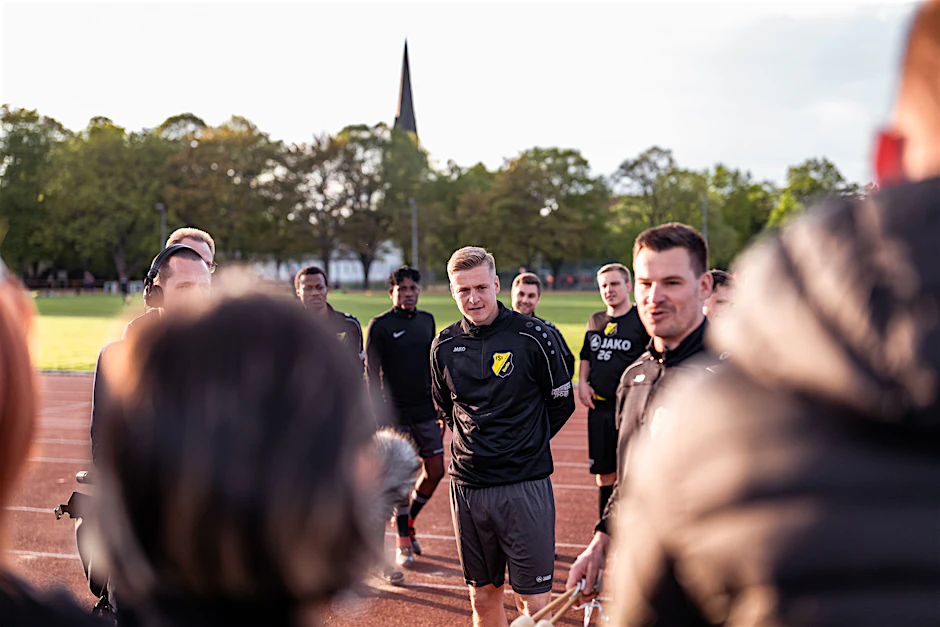 Felix Kroos (Mitte) wurde seinen neuen Teamkollegen beim FSV Fortuna Pankow am Dienstagabend im Training offiziell vorgestellt.