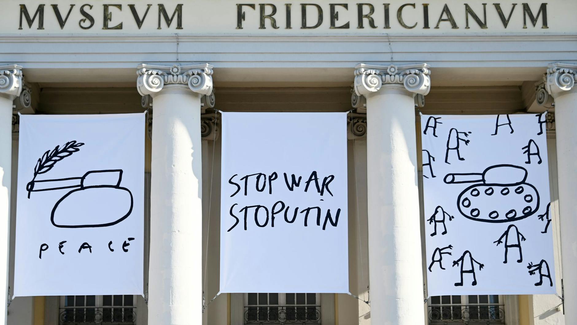 Drei Motive mit dem Titel „Anti War Drawings, 2022“ des Documenta-Künstlers Dan Perjovschi am Kasseler Fridericianum