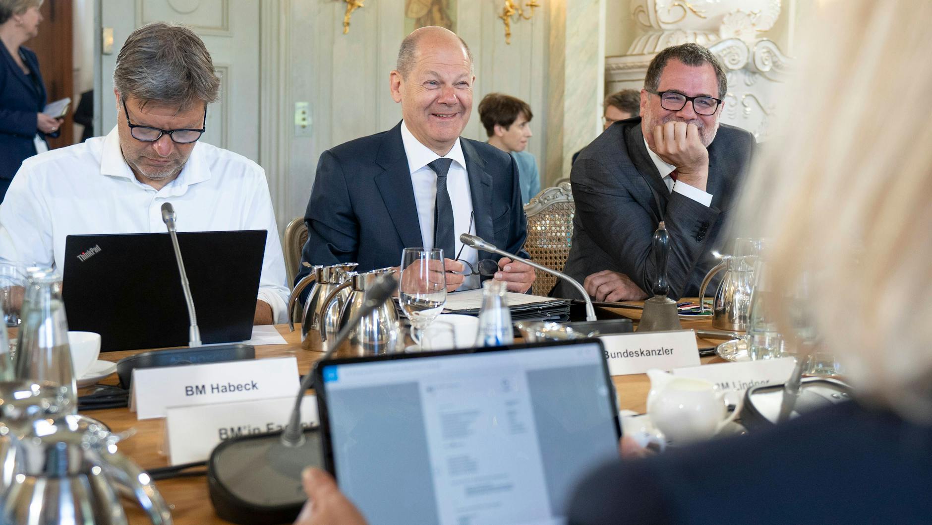 Ganz ungewohnt: Während der Klausur sah man den Bundeskanzler fröhlich lachen.