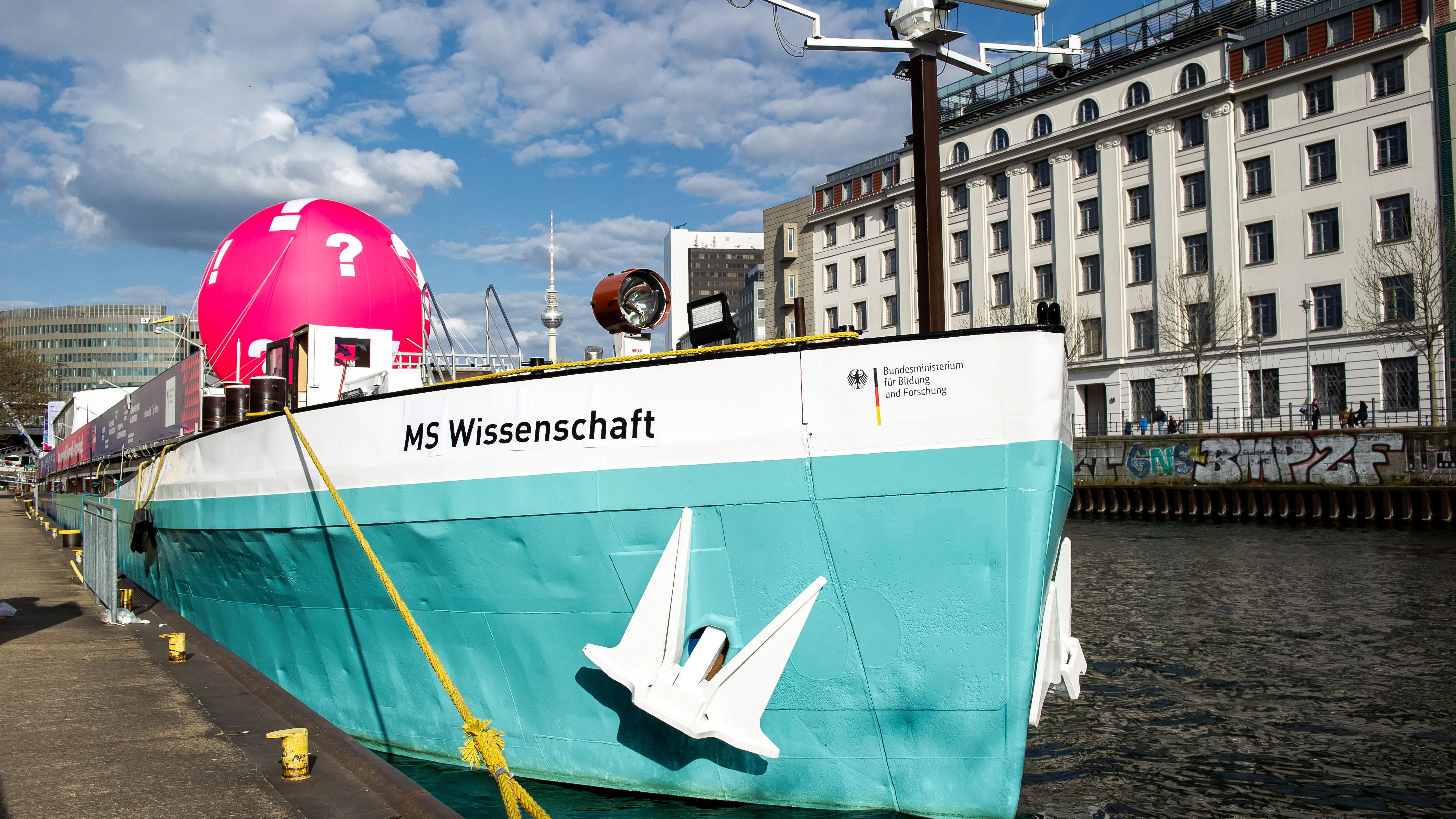 Die „MS Wissenschaft“ am Kai des Schiffbauerdamms.